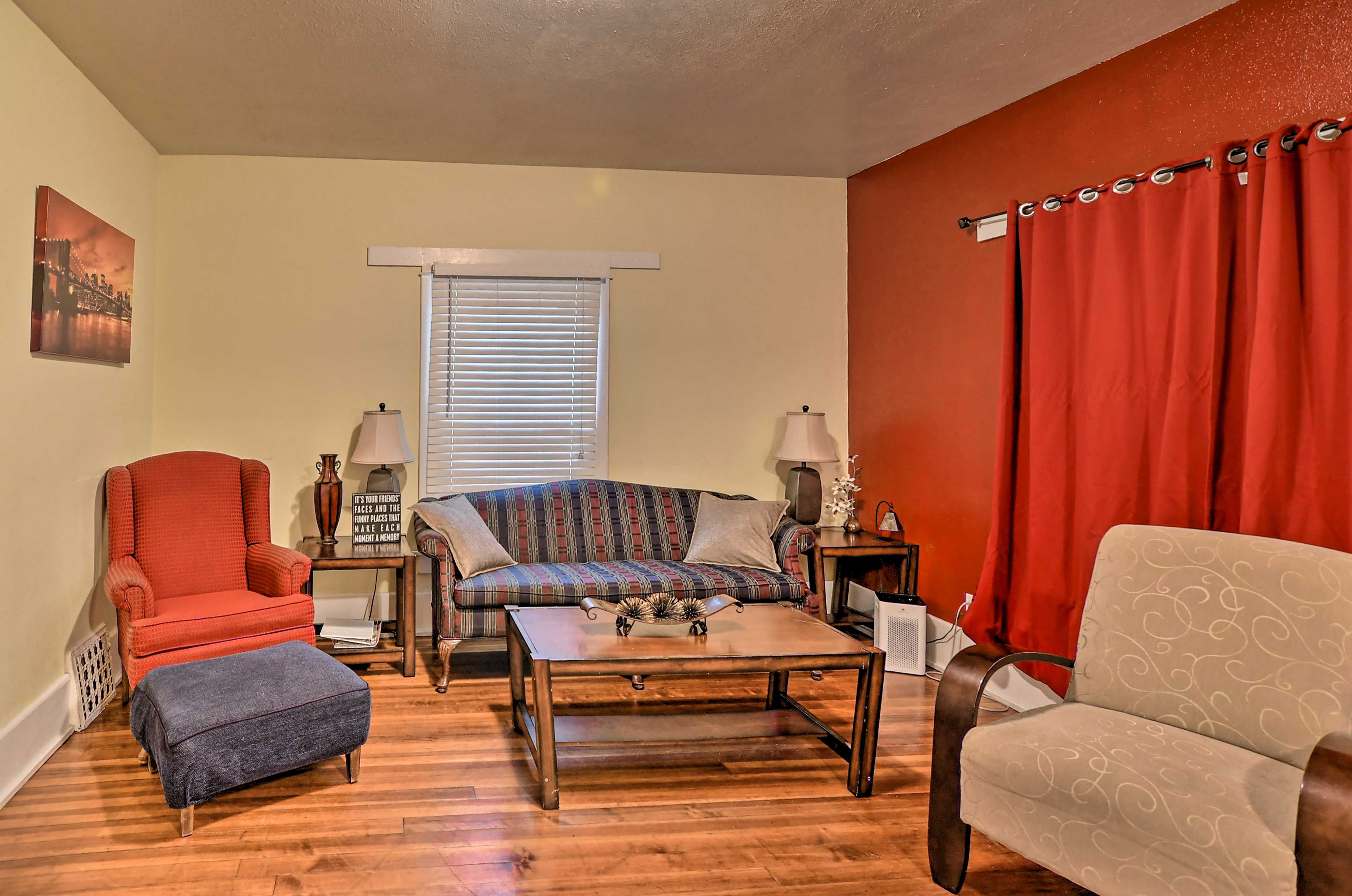 Living Room | Cable TV | Free WiFi | Central Heat