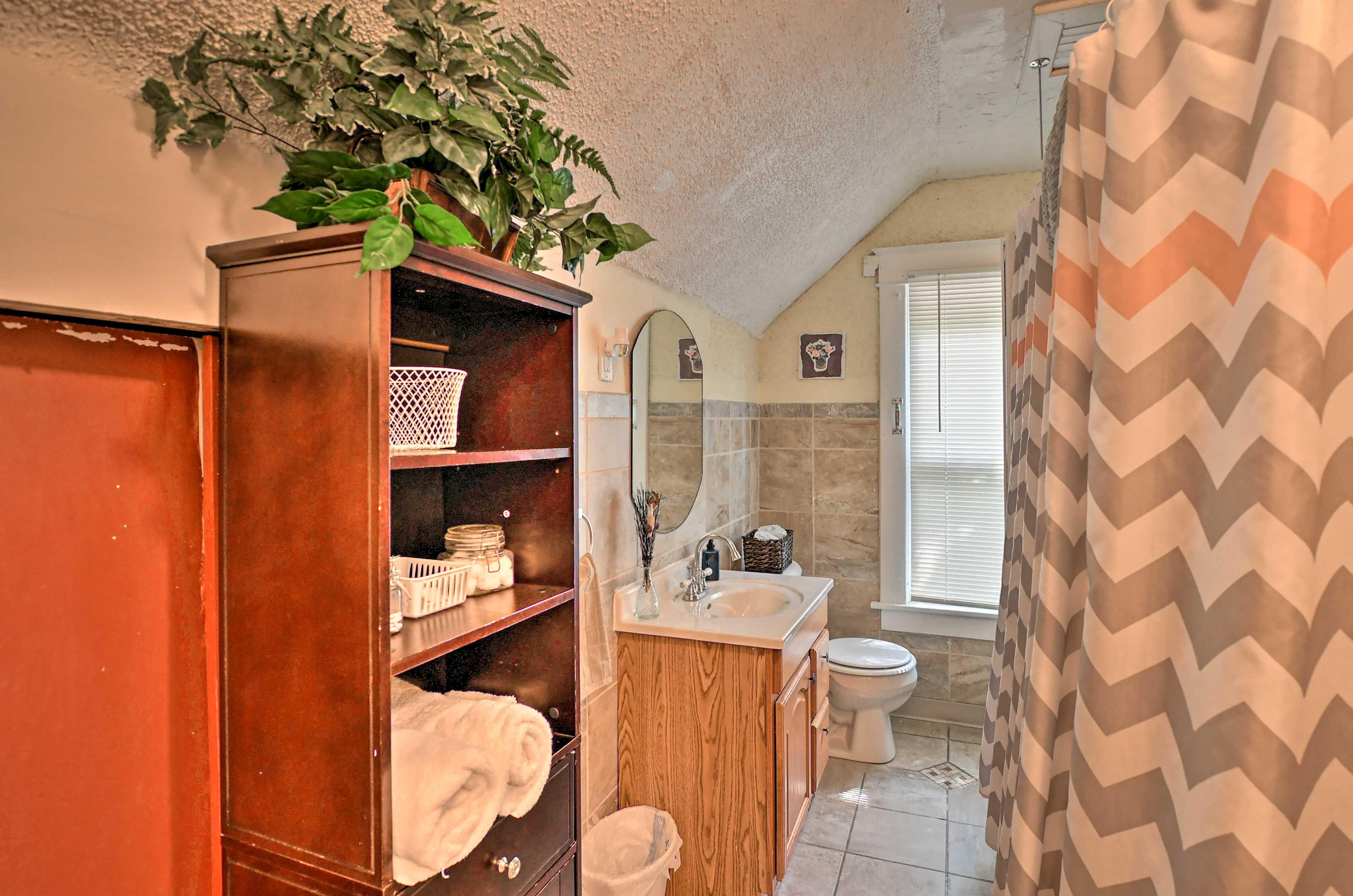 Bathroom | Shower/Tub Combo | 2nd Floor
