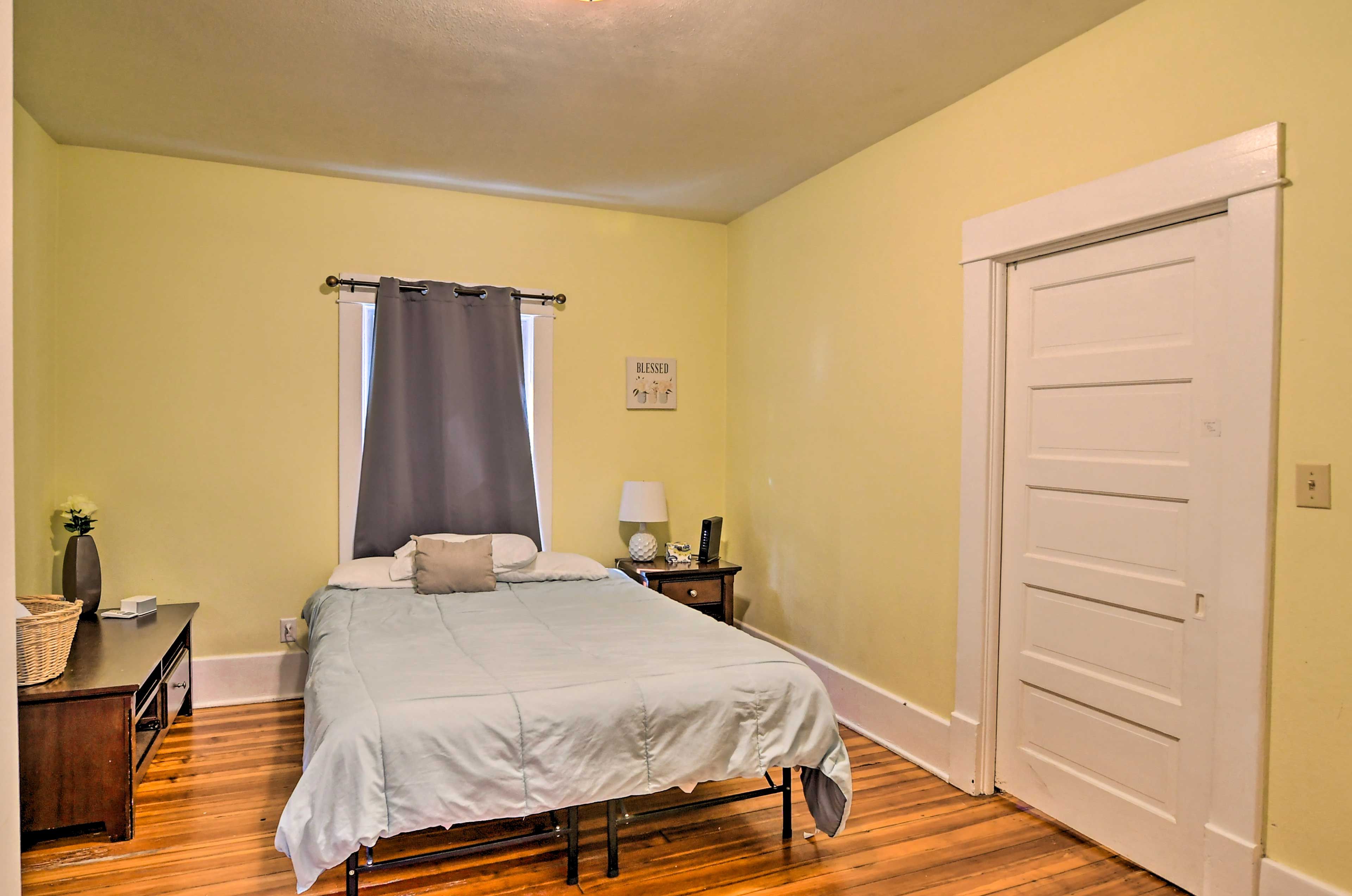 Bedroom 1 | Queen Bed | 1st Floor