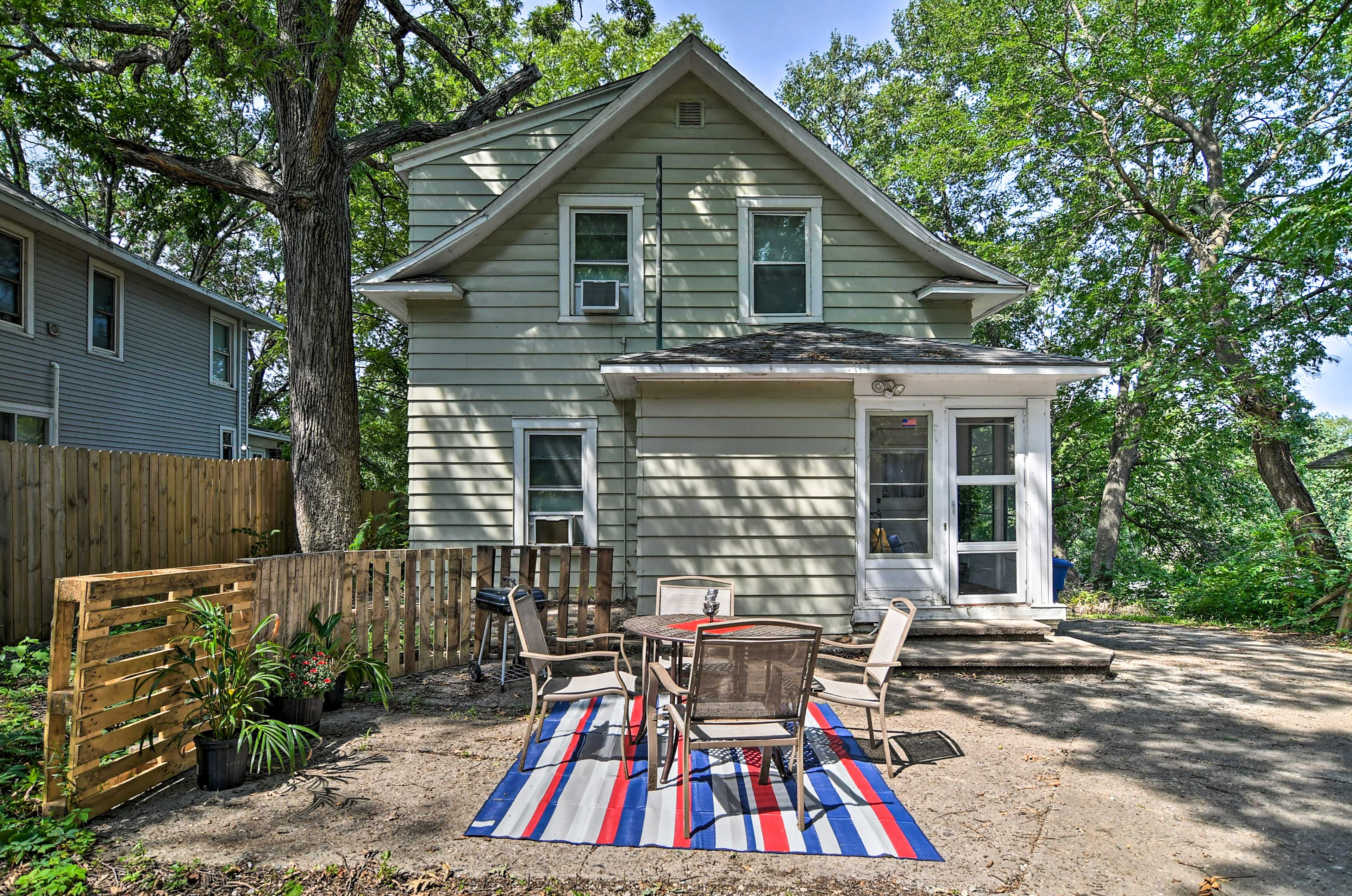 Des Moines Vacation Rental | 4BR | 2BA | 1,297 Sq Ft | 6 Steps Up to Enter