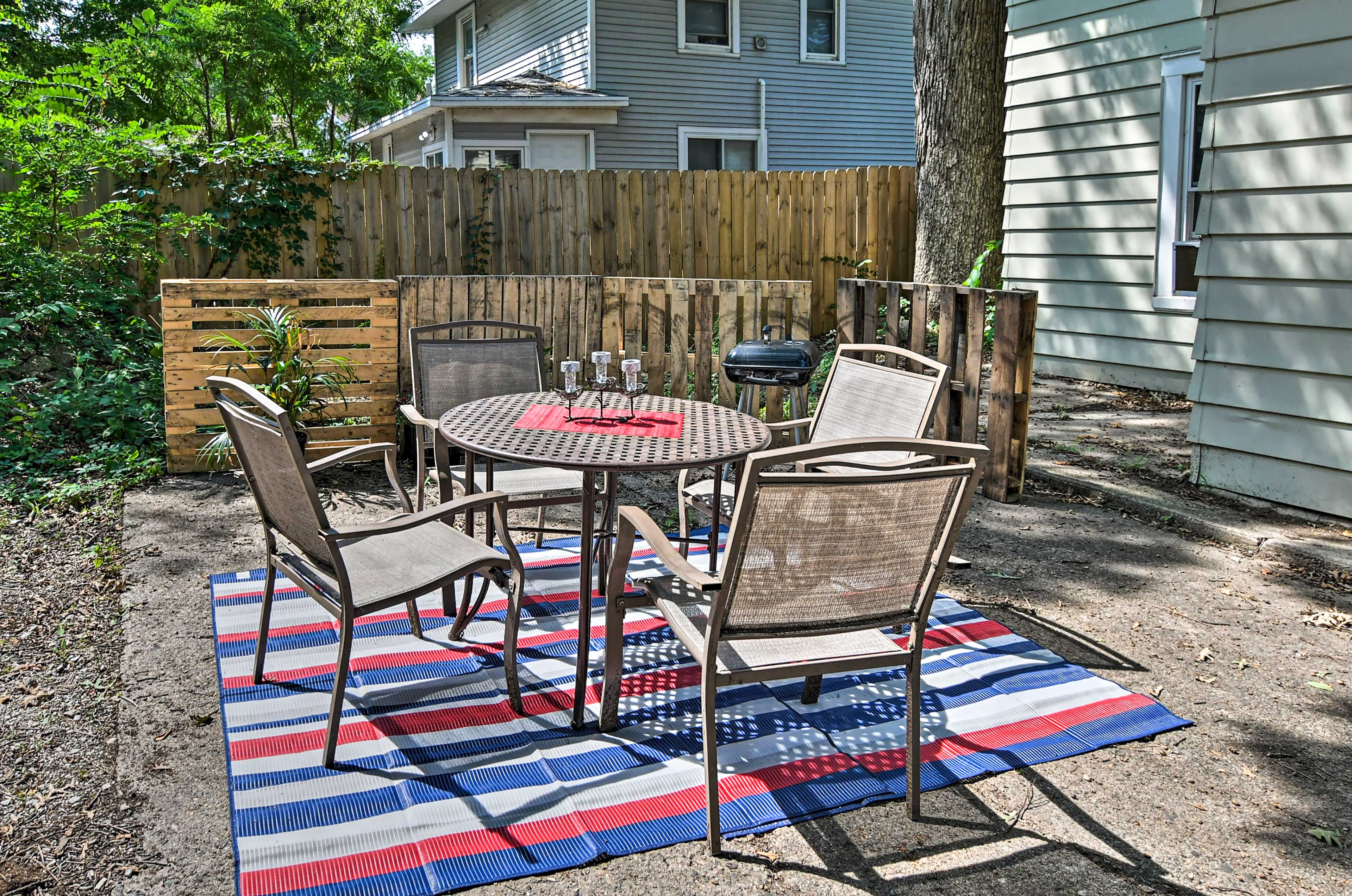 Private Patio | Charcoal Grill