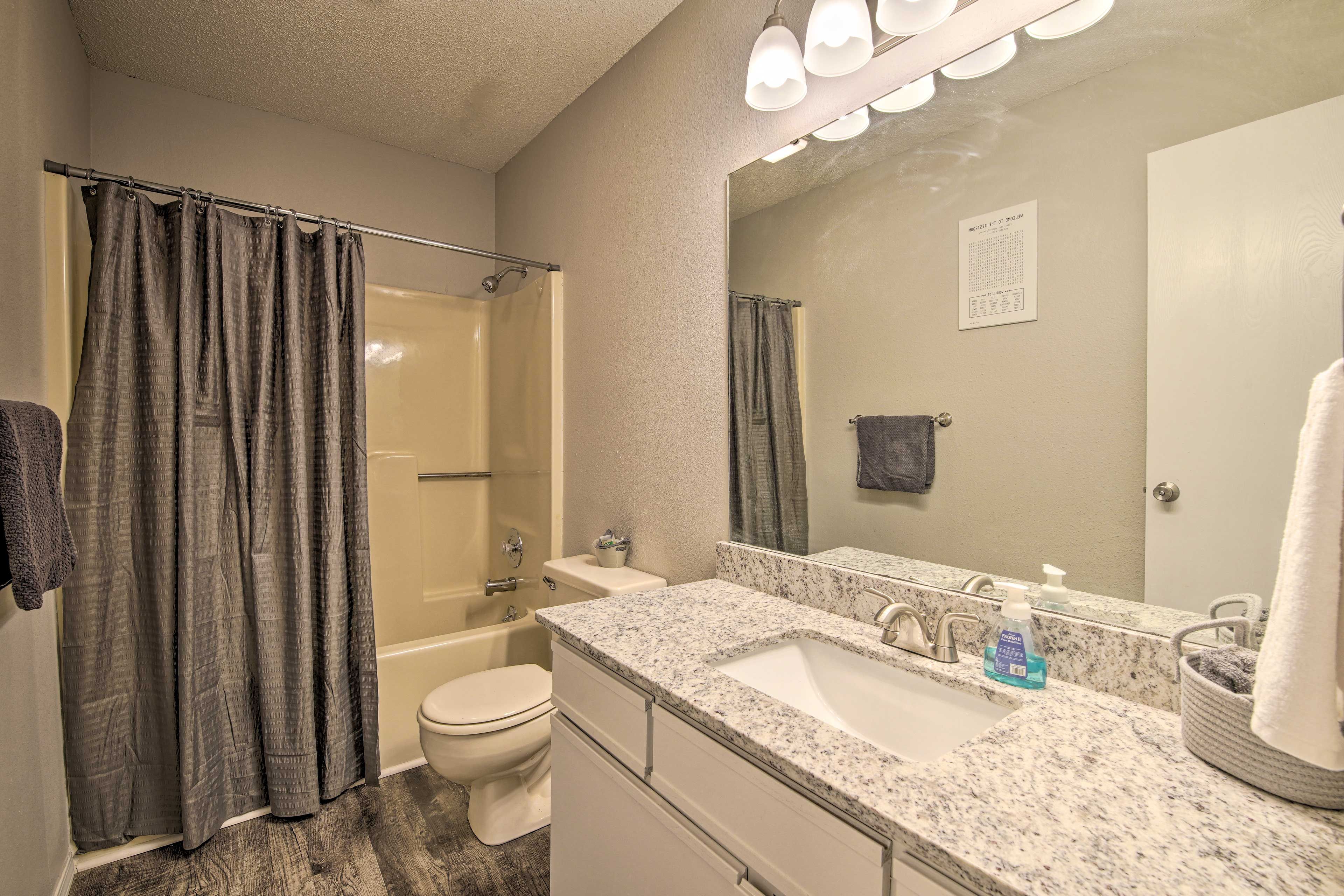 Full Bathroom | Towels Provided