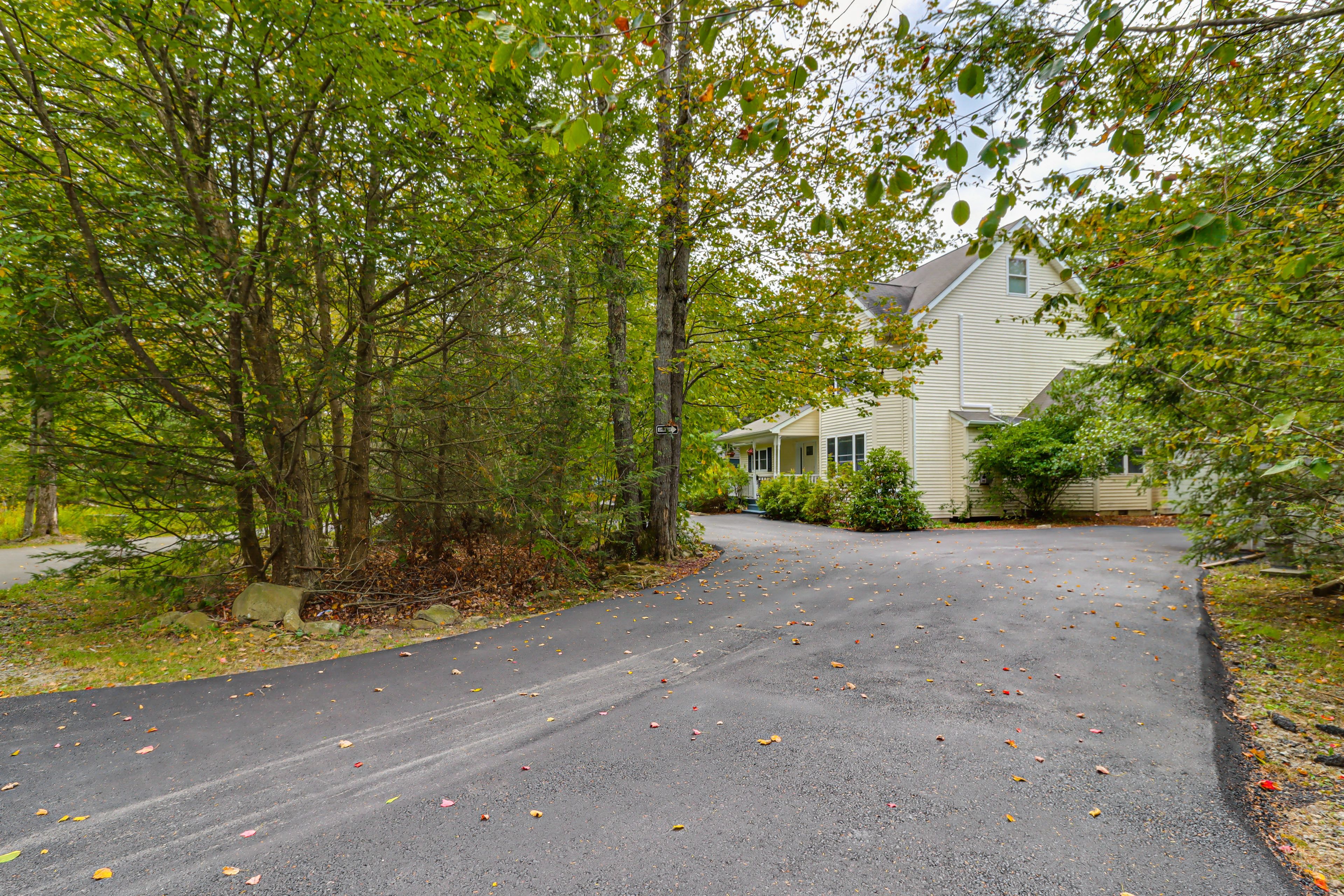 Parking | Driveway (8 Vehicles)