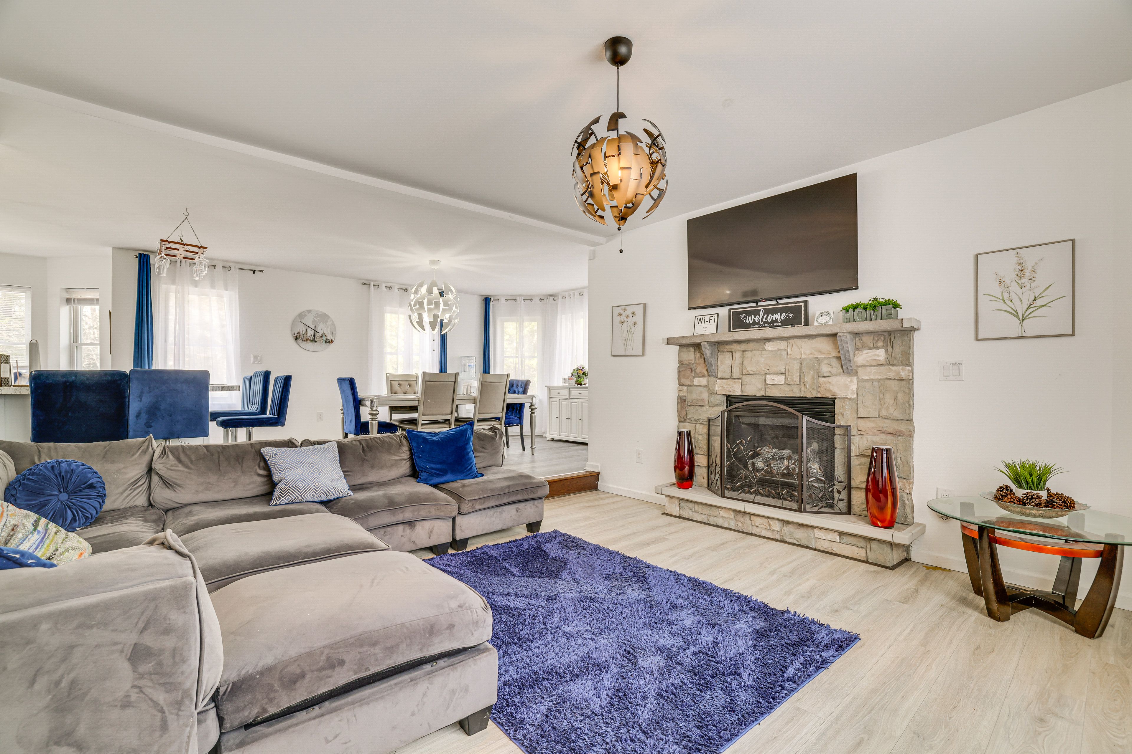 Living Room | 1st Floor | Smart TV | Free WiFi | Gas Fireplace