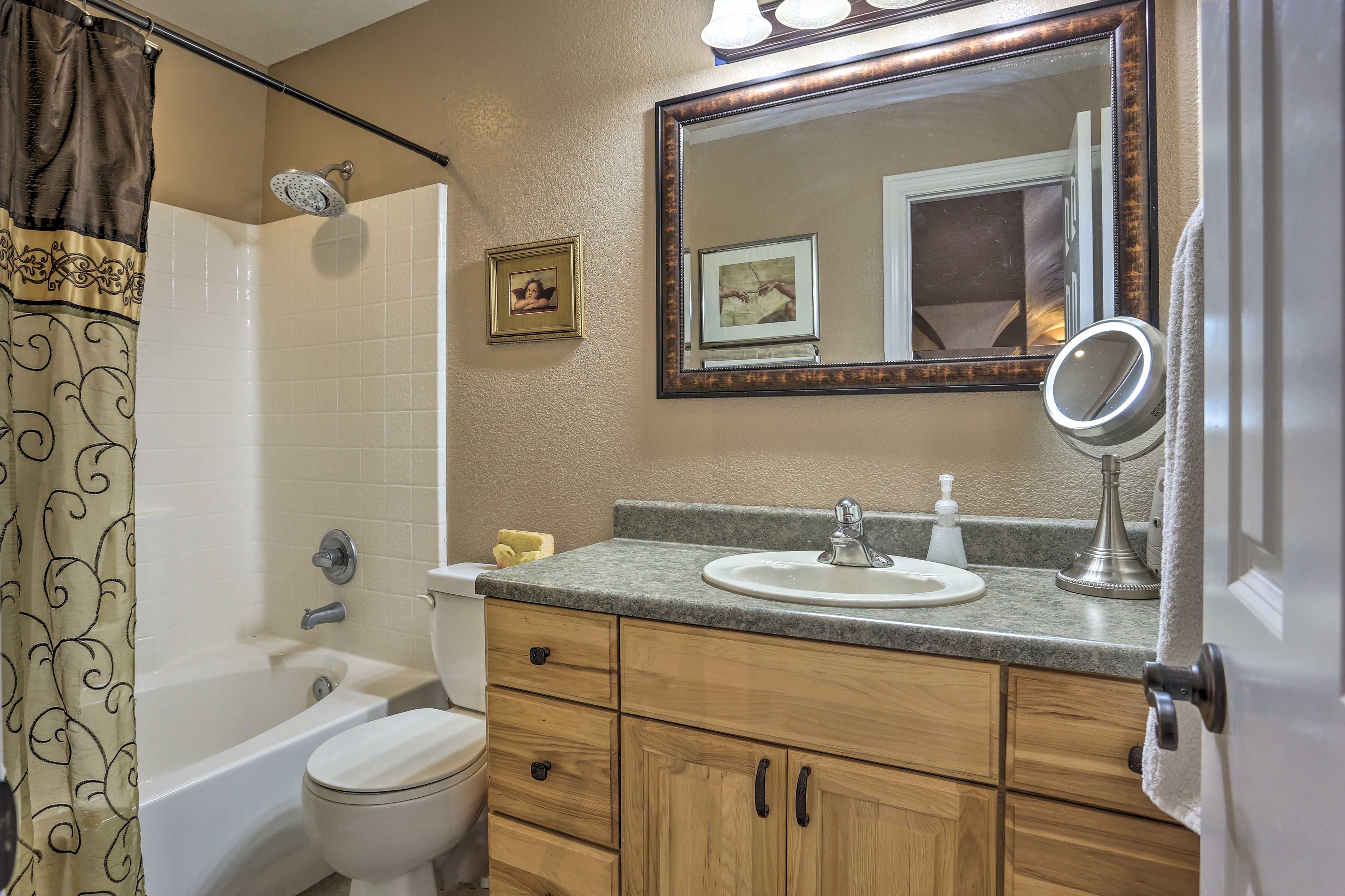 Full Bathroom | Towels Provided