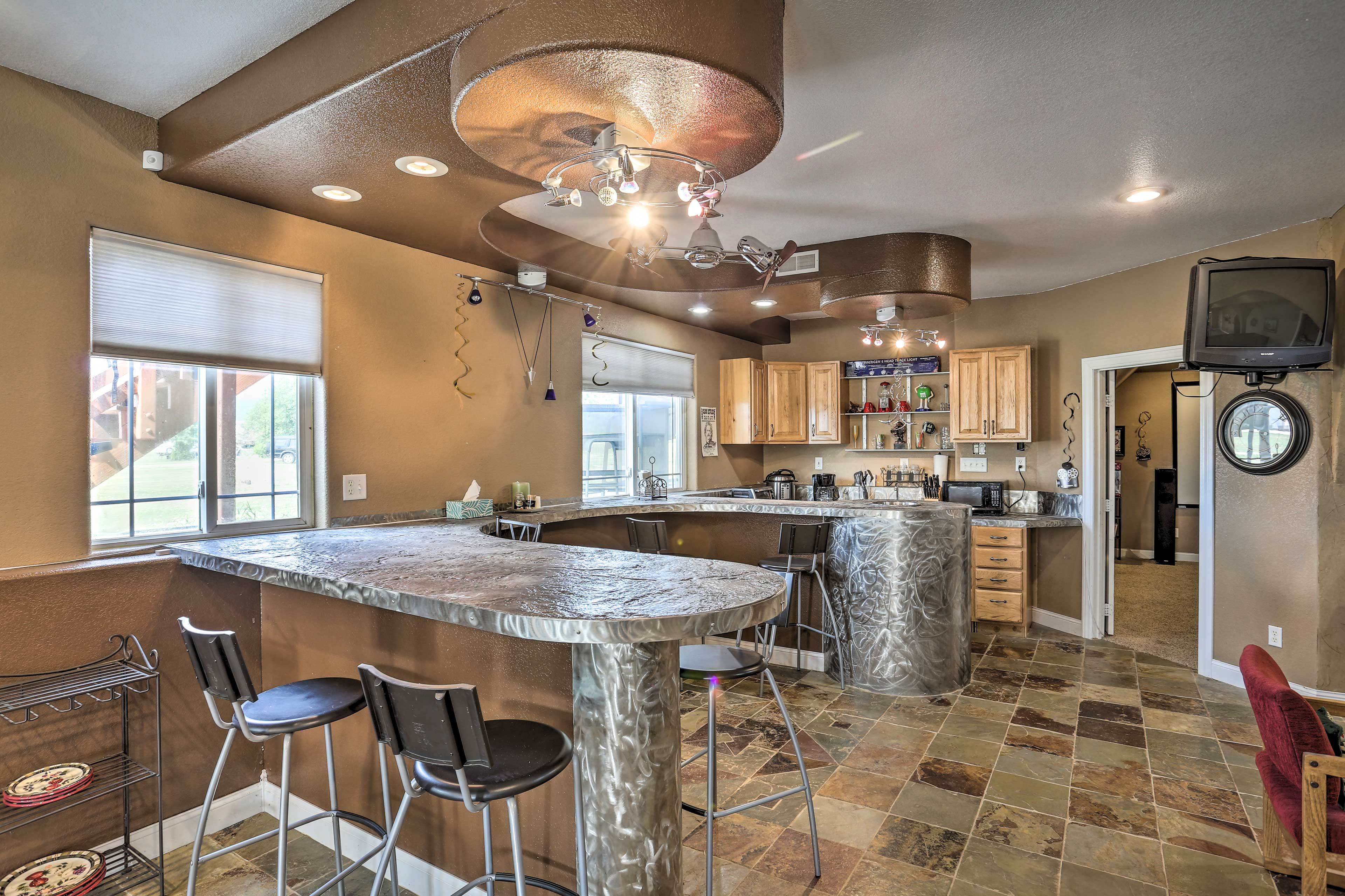 Well-Equipped Kitchen | Hot Plate | Sink | Mini-Fridge | Blender