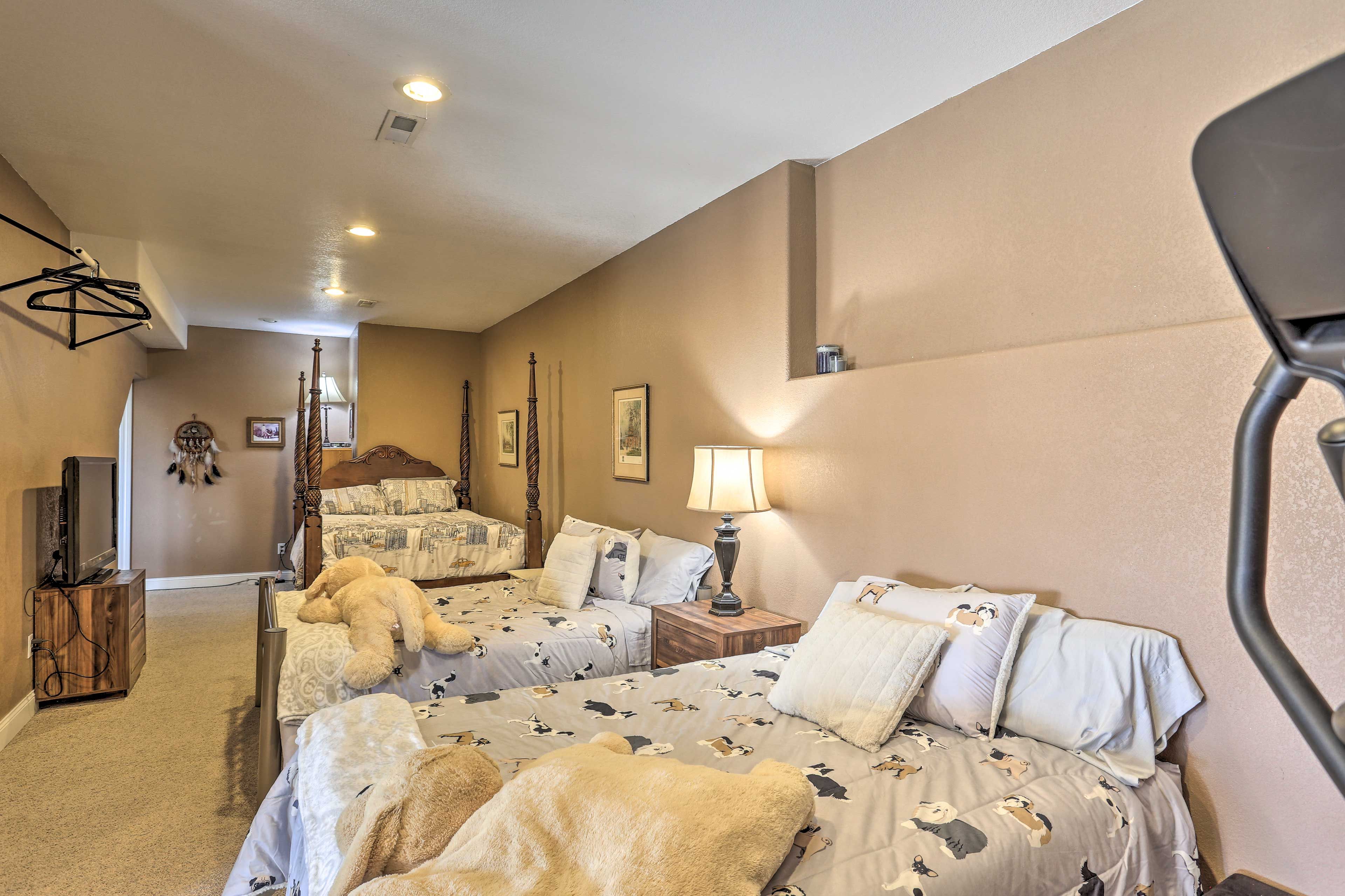 Bedroom | Queen Bed | 2 Full Beds