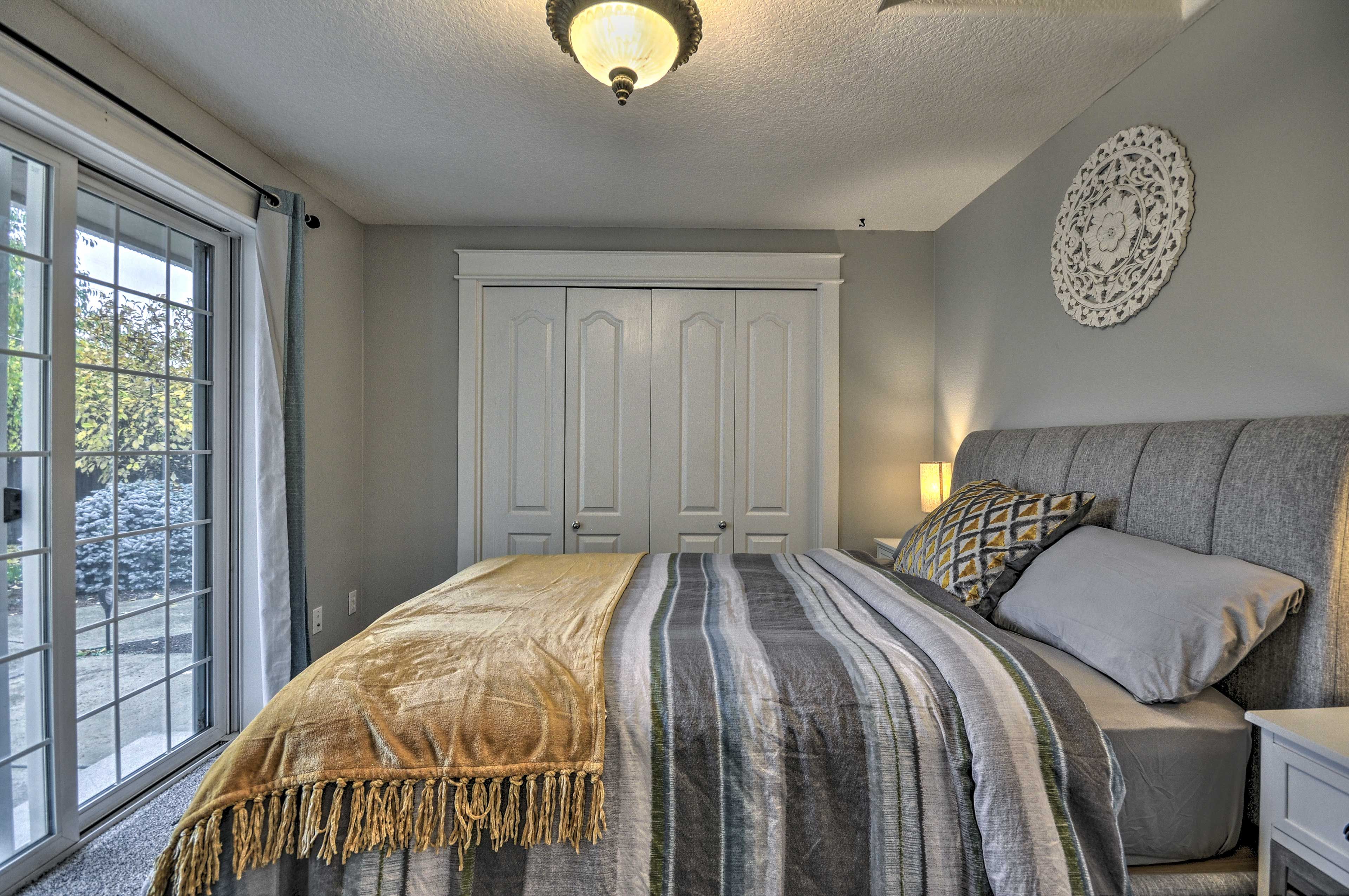 Bedroom | Queen Bed | Linens & Towels Provided