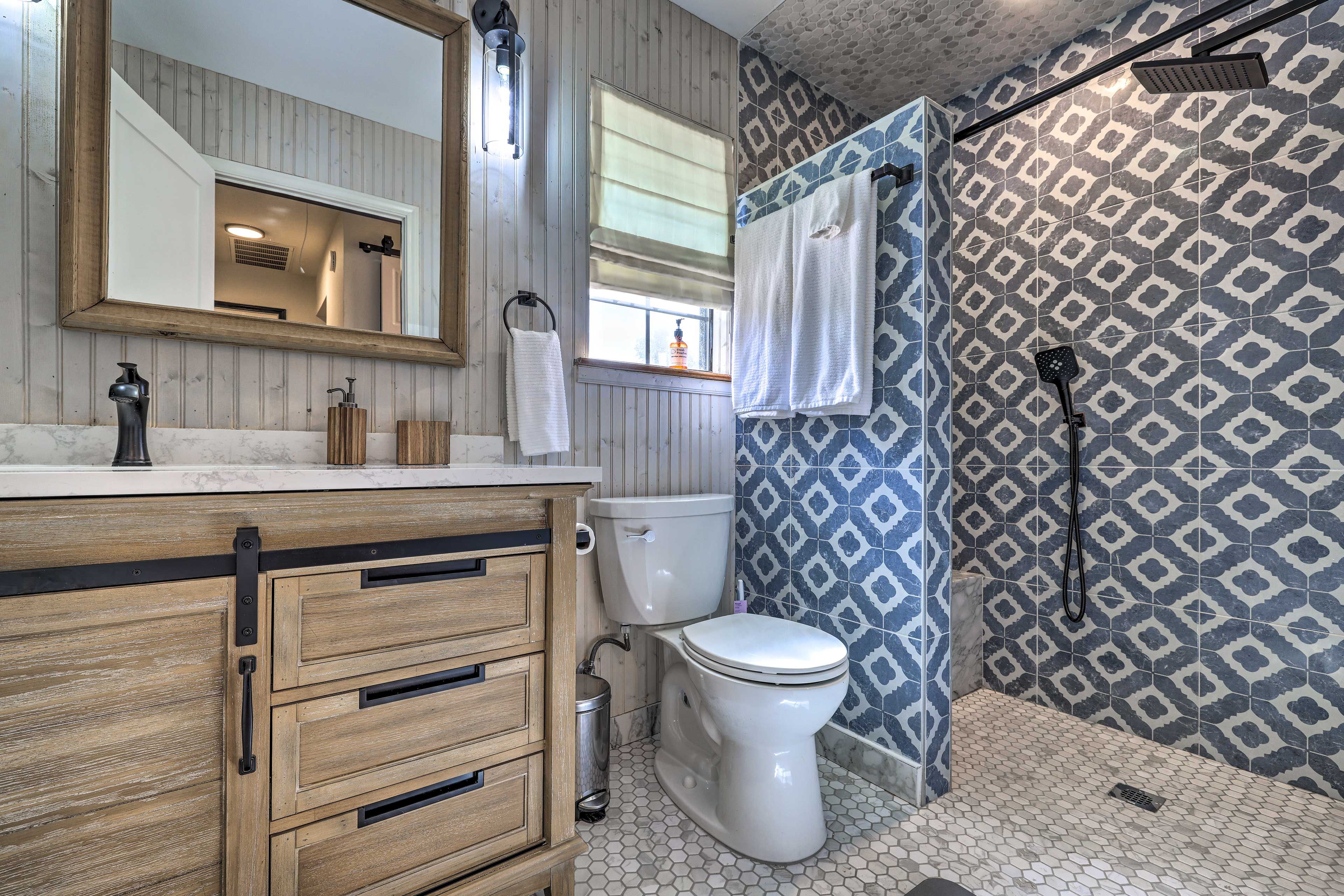 Full Bathroom | Towels Provided