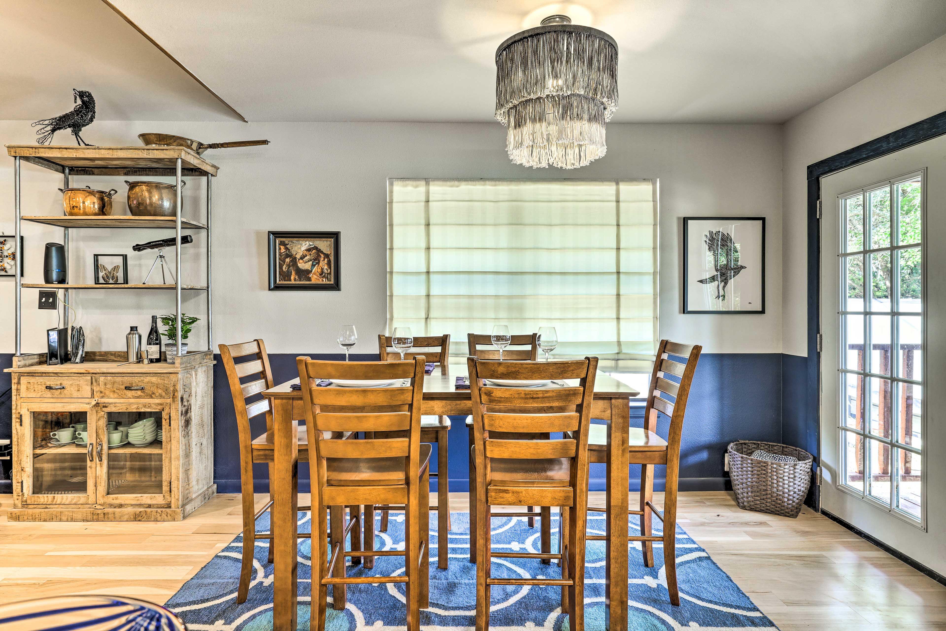 Dining Area | Paper Towels & Trash Bags Provided