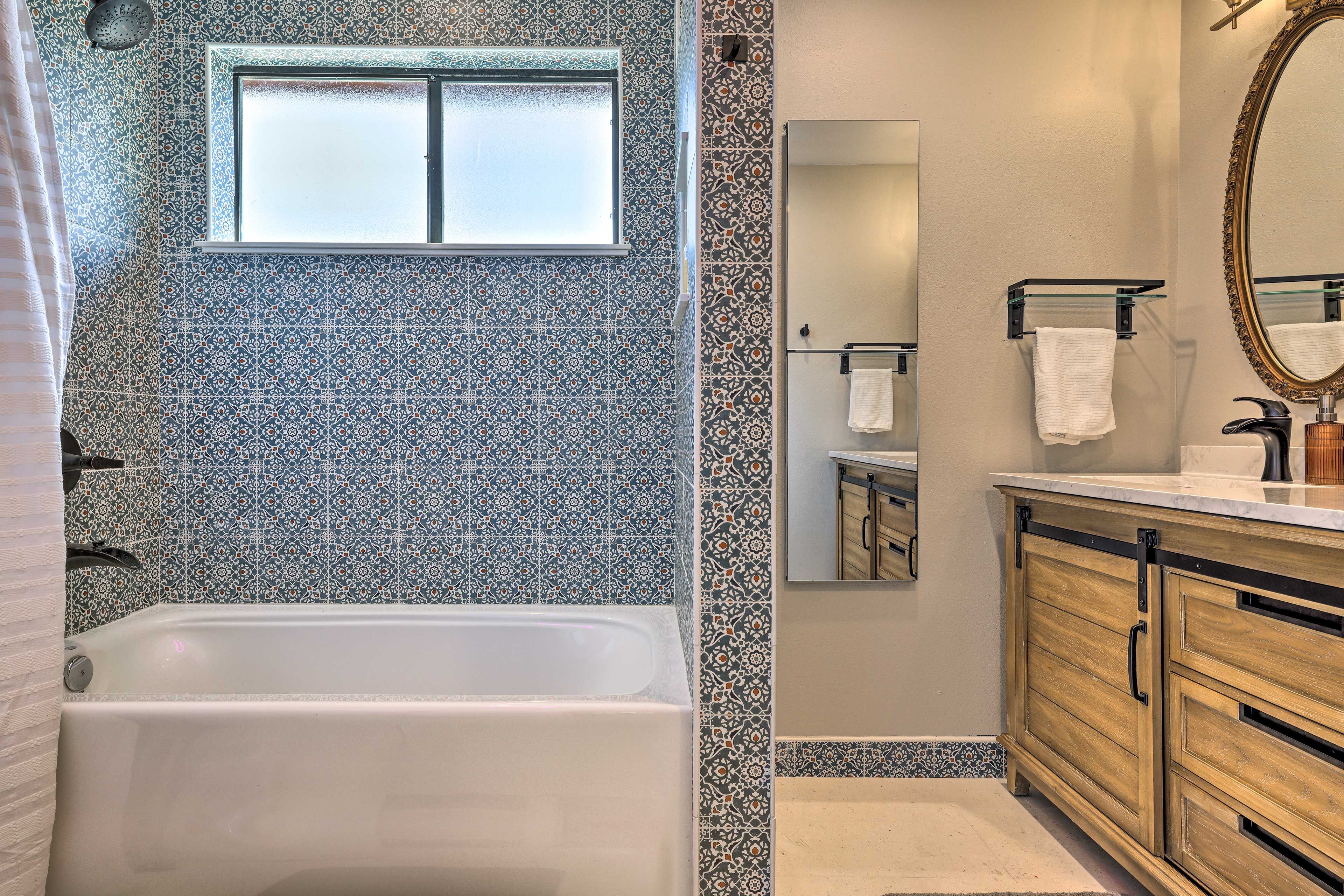 En-Suite Bathroom | Complimentary Toiletries Provided | Hair Dryers
