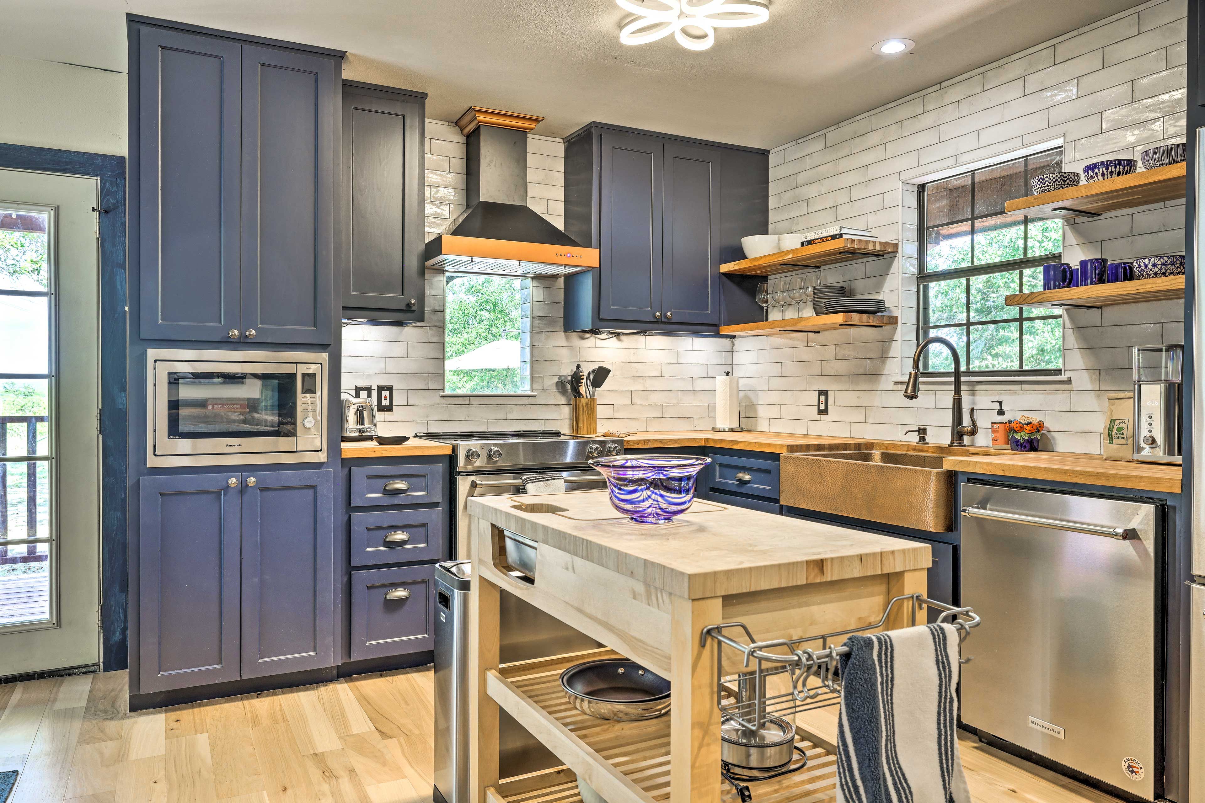 Kitchen | Fully Equipped w/ Stainless Steel Appliances | Microwave | Toaster
