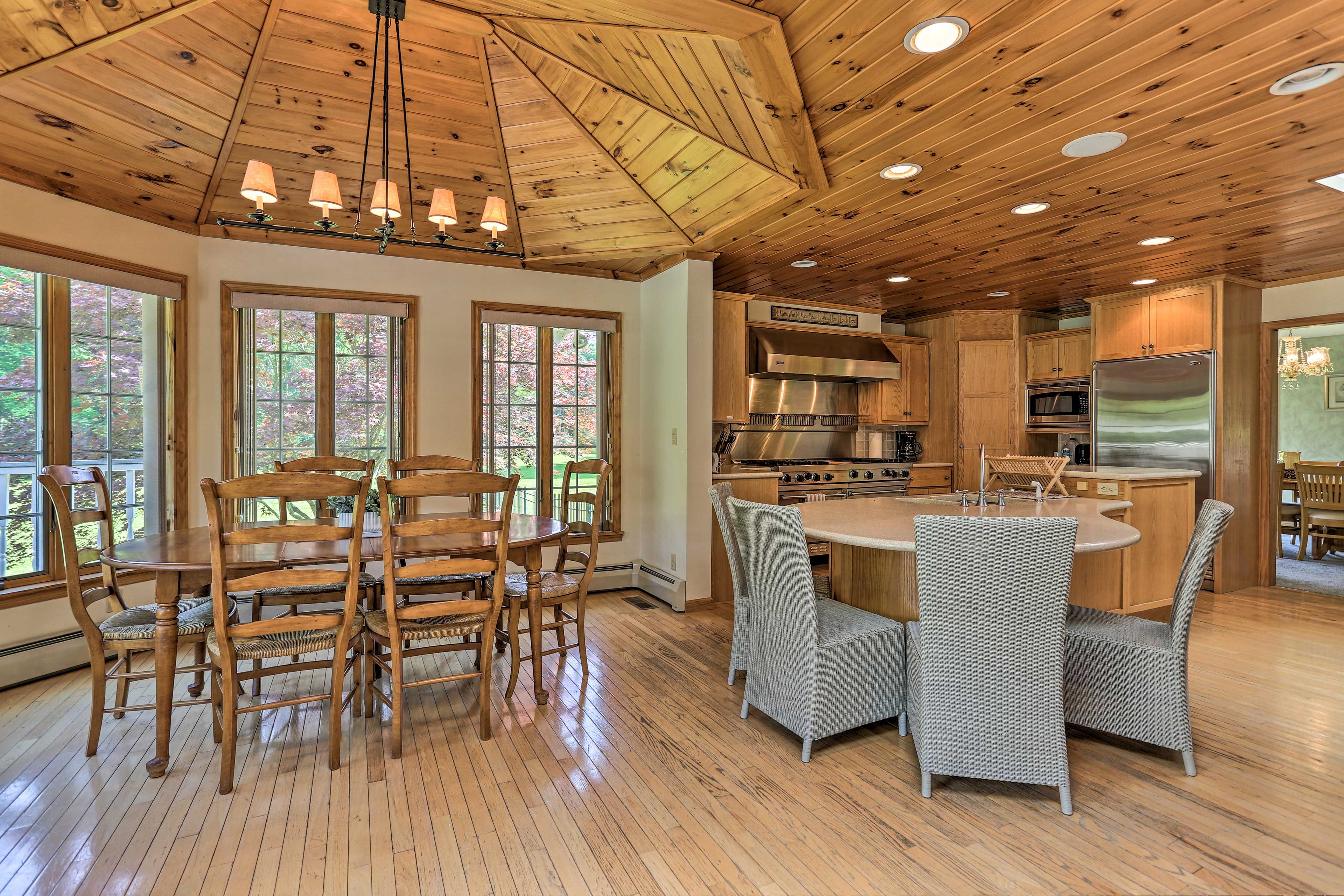 Dining & Kitchen Area | Single-Story Home w/ Basement