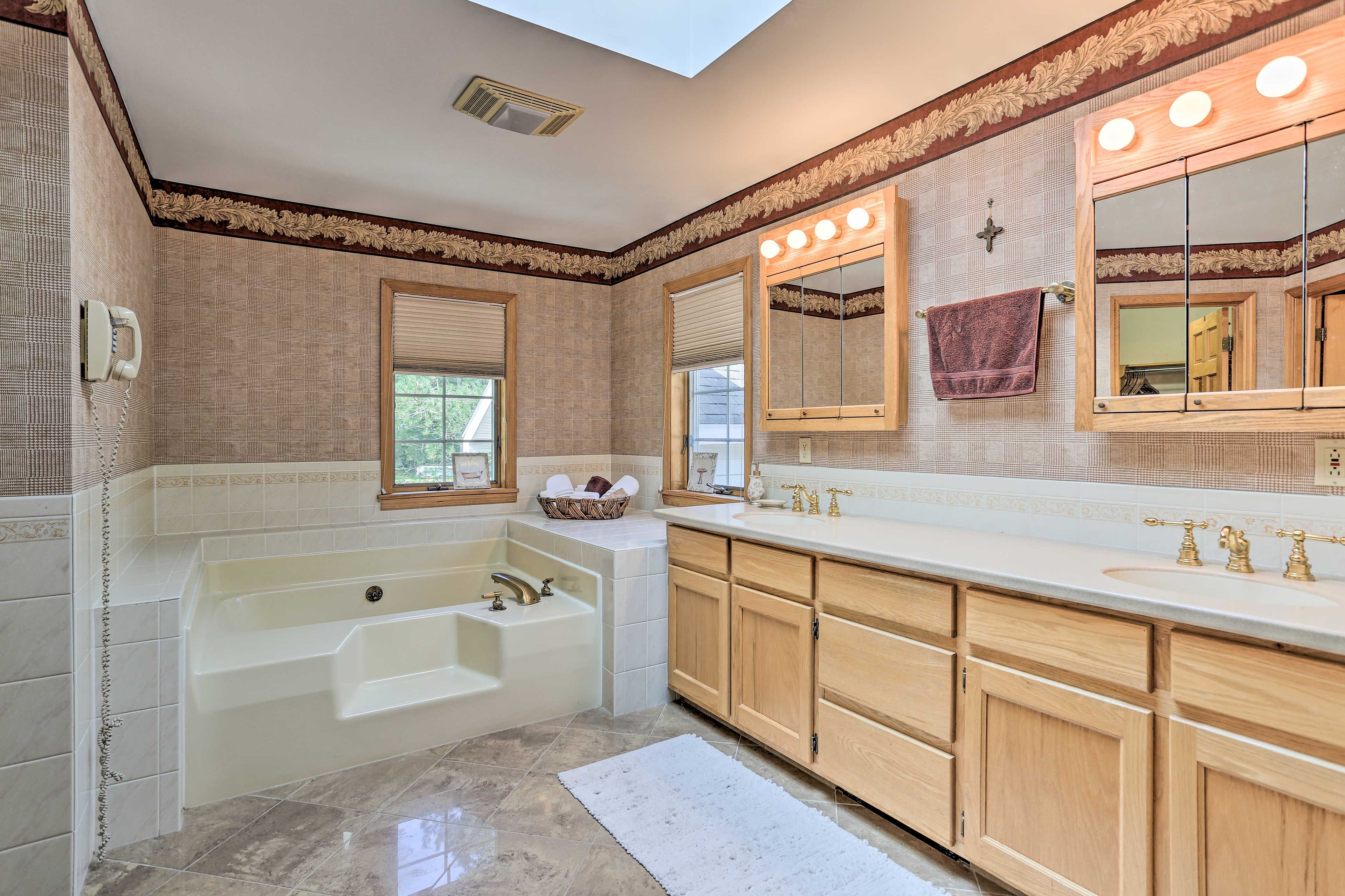 En-Suite Bathroom | Main Level | Towels Provided | Complimentary Toiletries