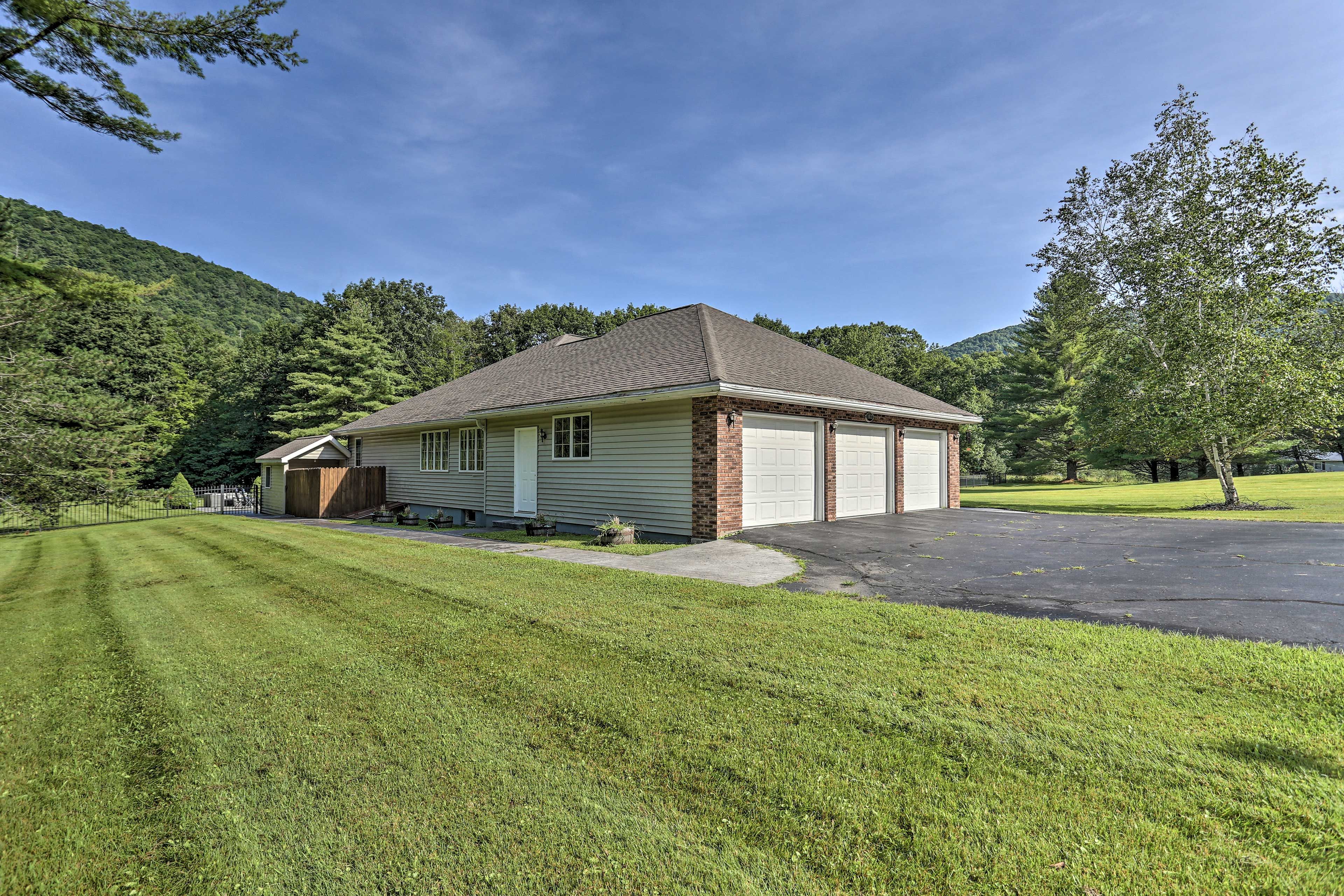 Parking | Driveway (6 Vehicles)