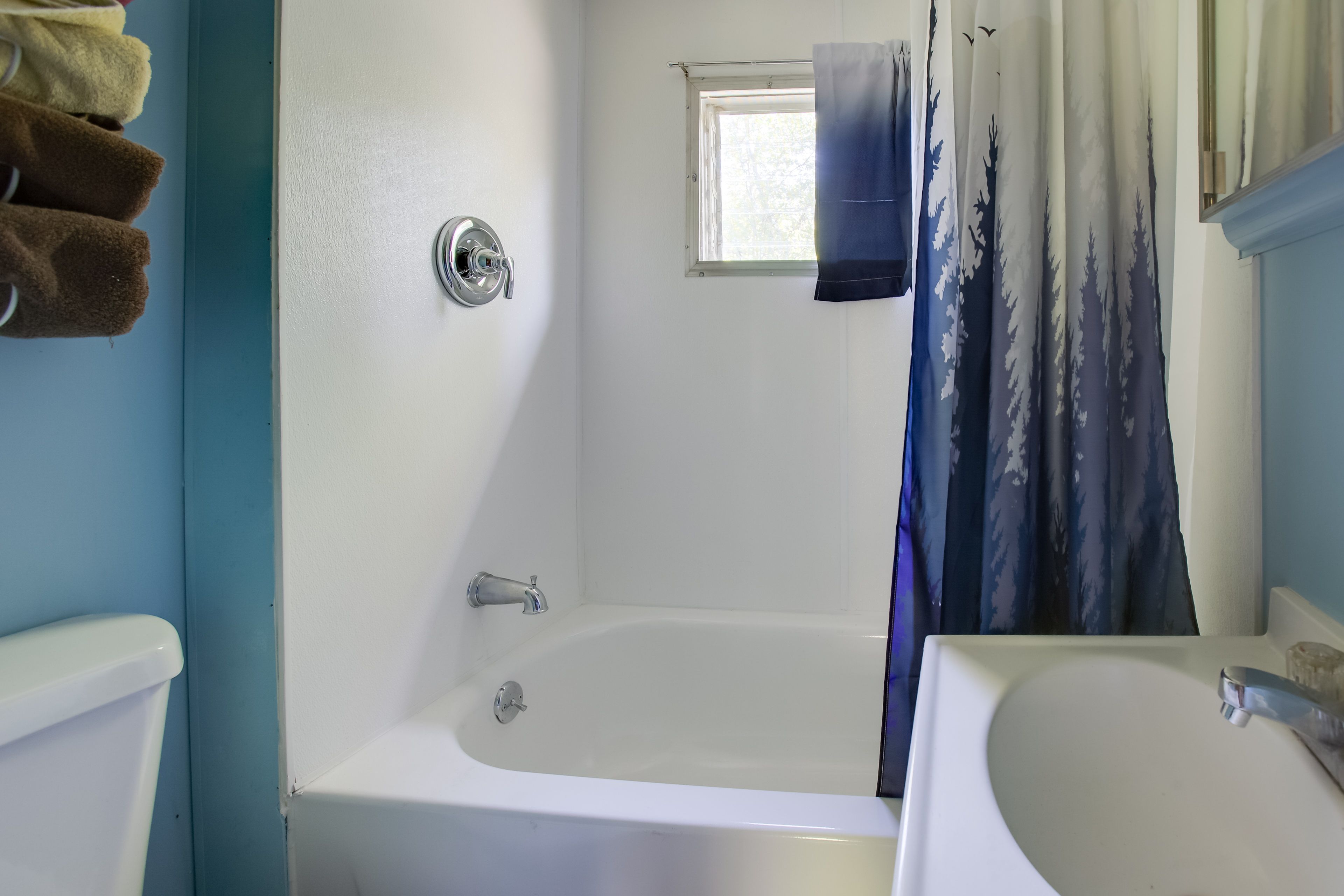 Full Bathroom | Towels Provided