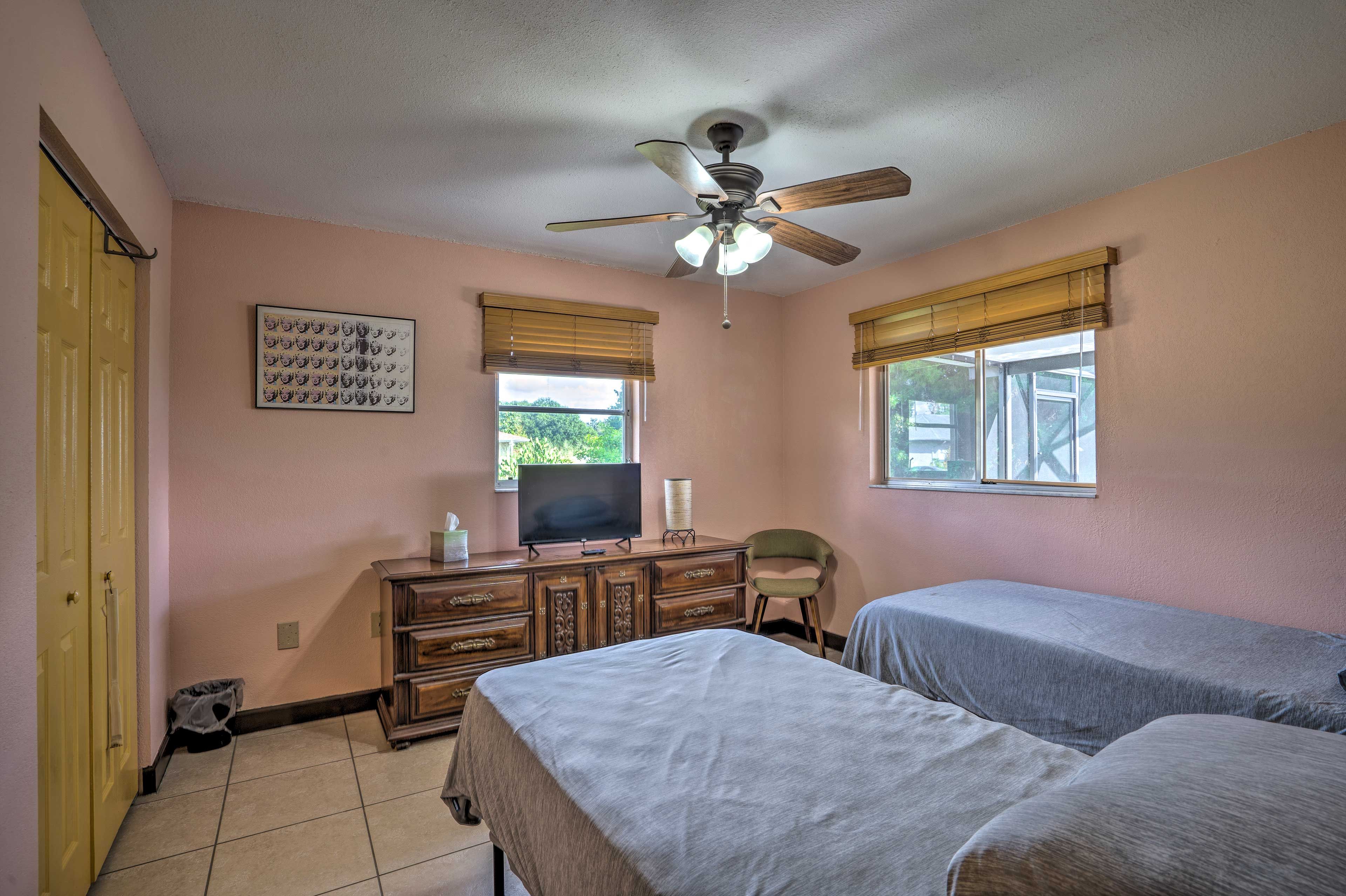 Bedroom 2 | 2 Twin Beds | Smart TV