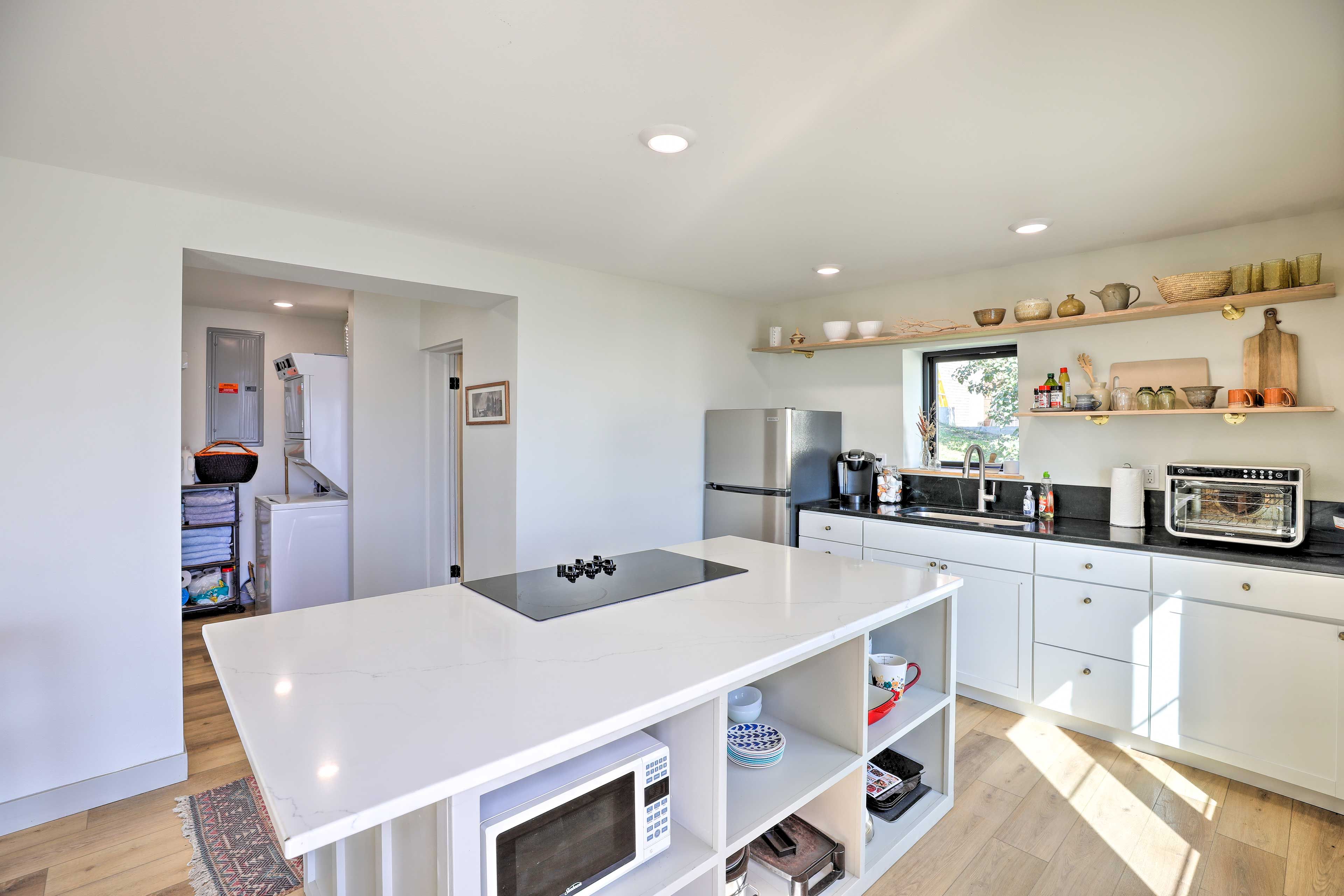 Kitchen | Complimentary Spices | Microwave | Dishware Provided