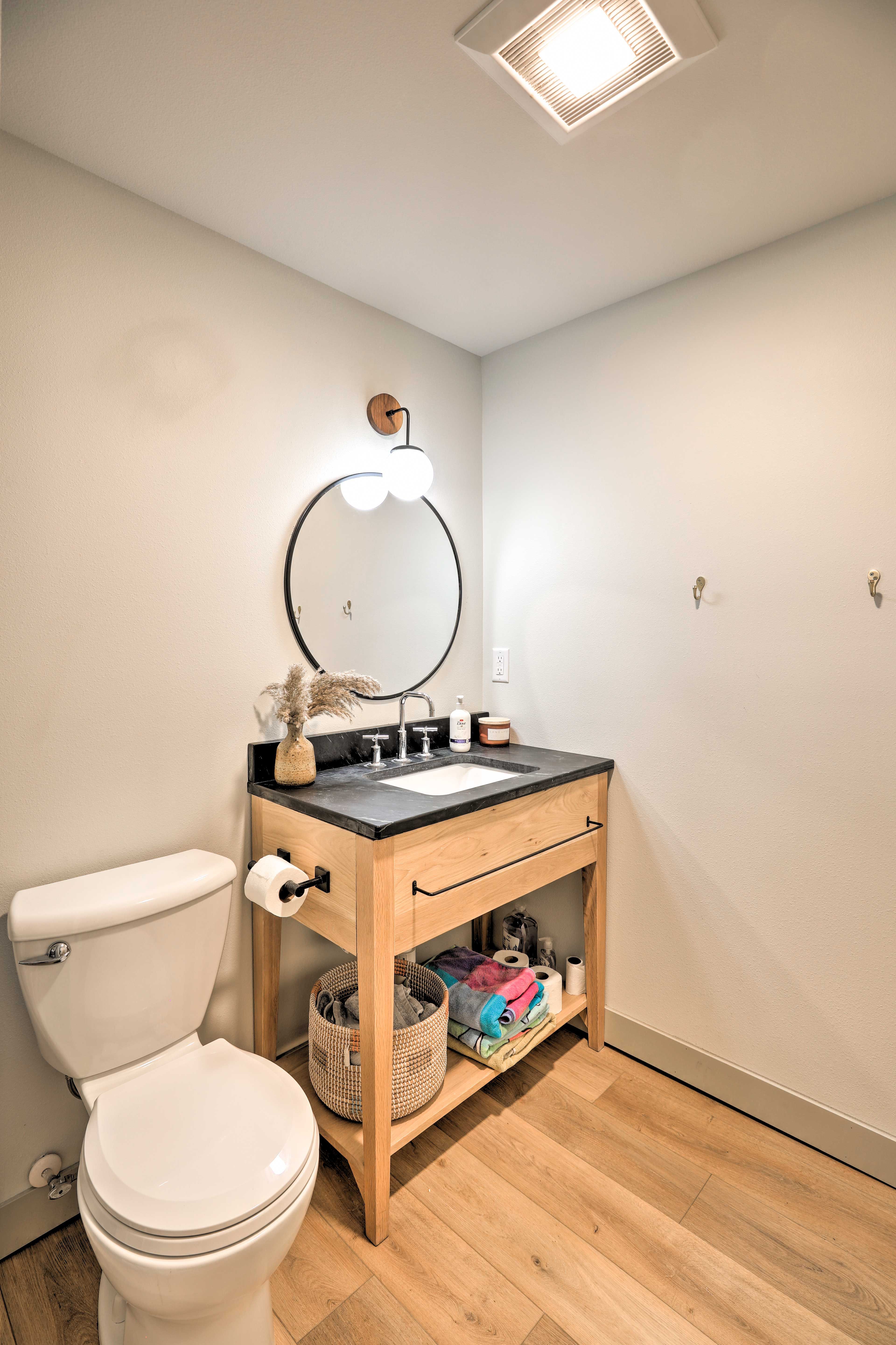 Full Bathroom | Towels Provided | Complimentary Toiletries