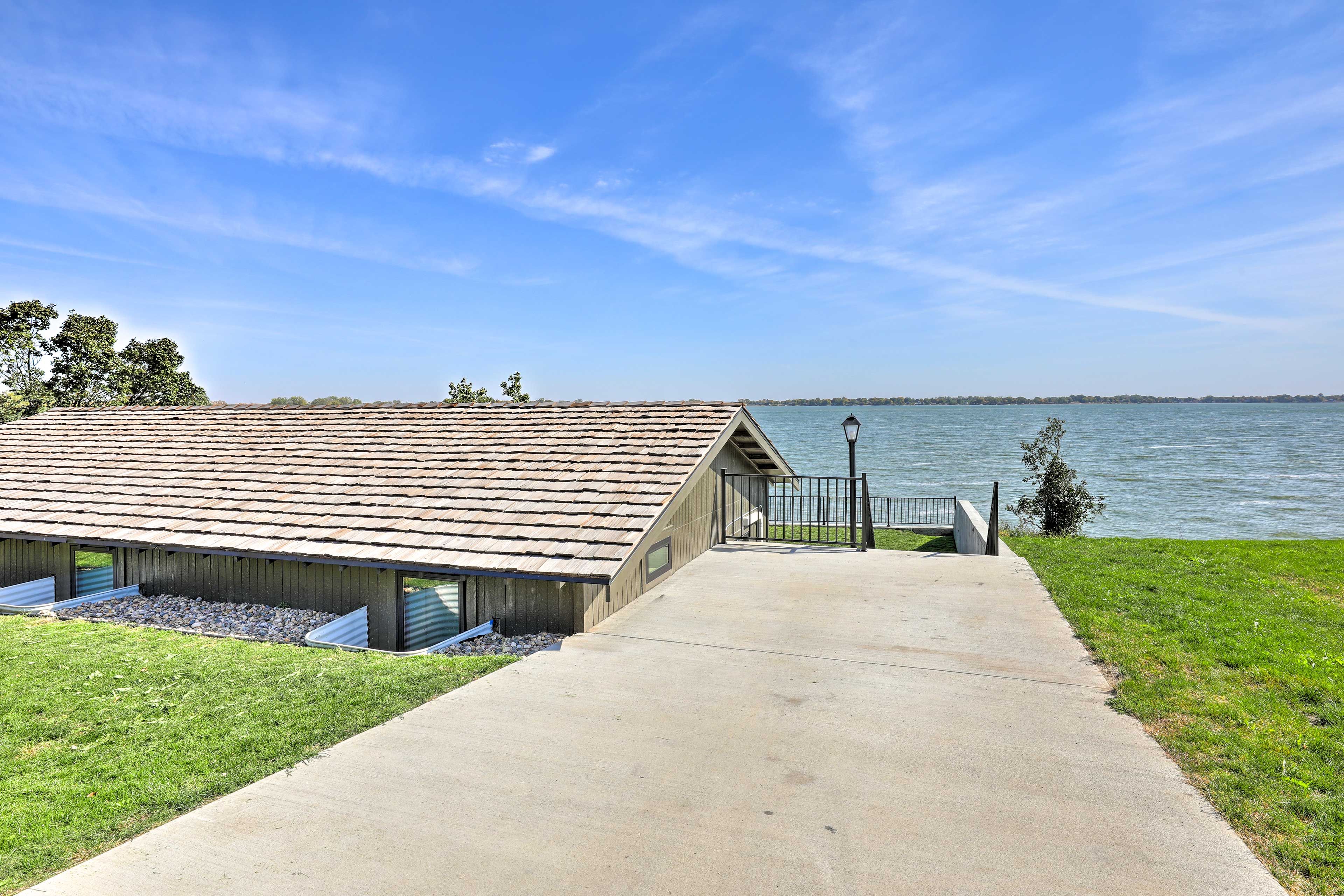 Parking | Driveway (4 Vehicles) | Trailer & Boat Parking Available
