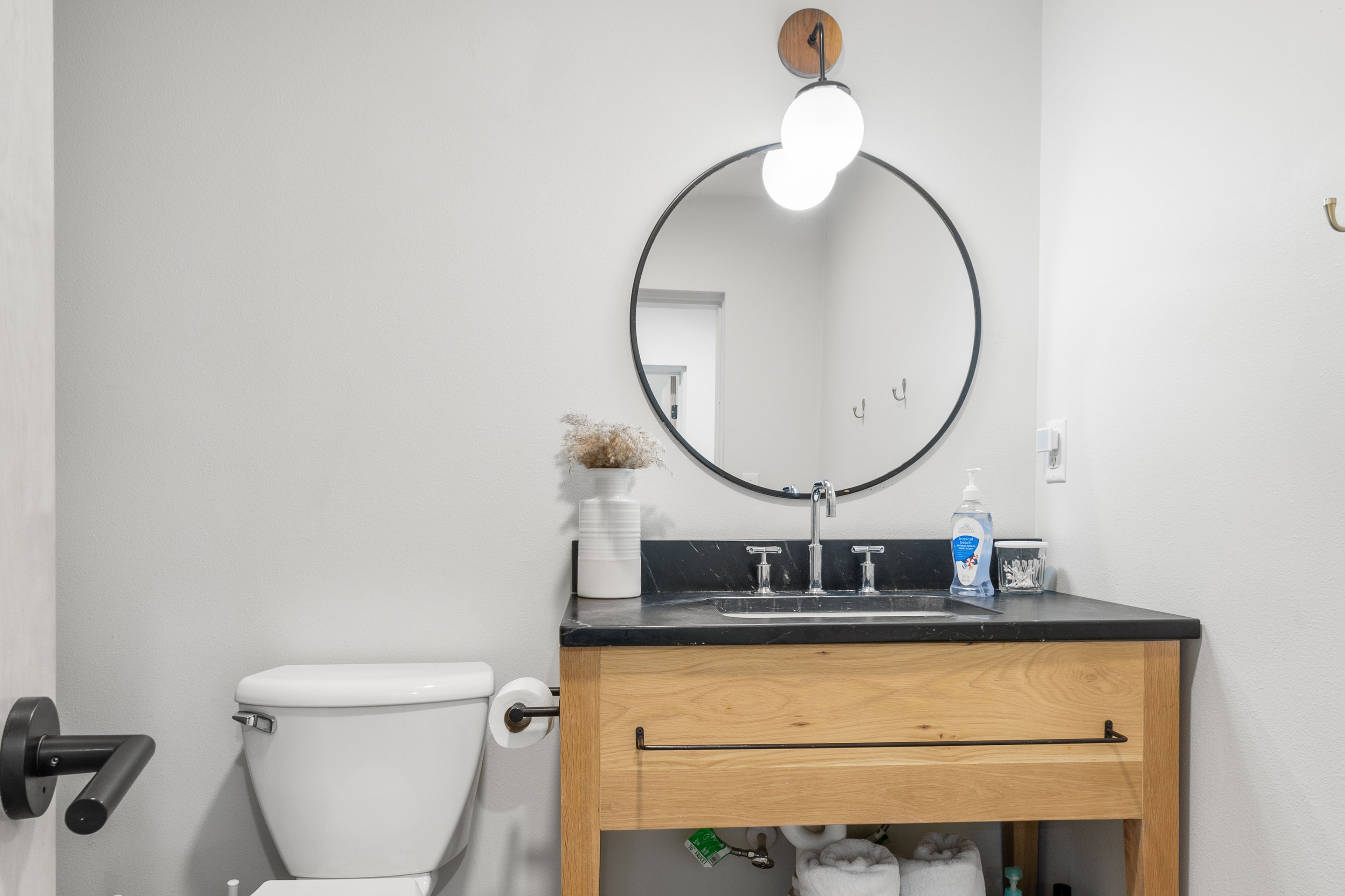 Full Bathroom | Towels Provided | Complimentary Toiletries