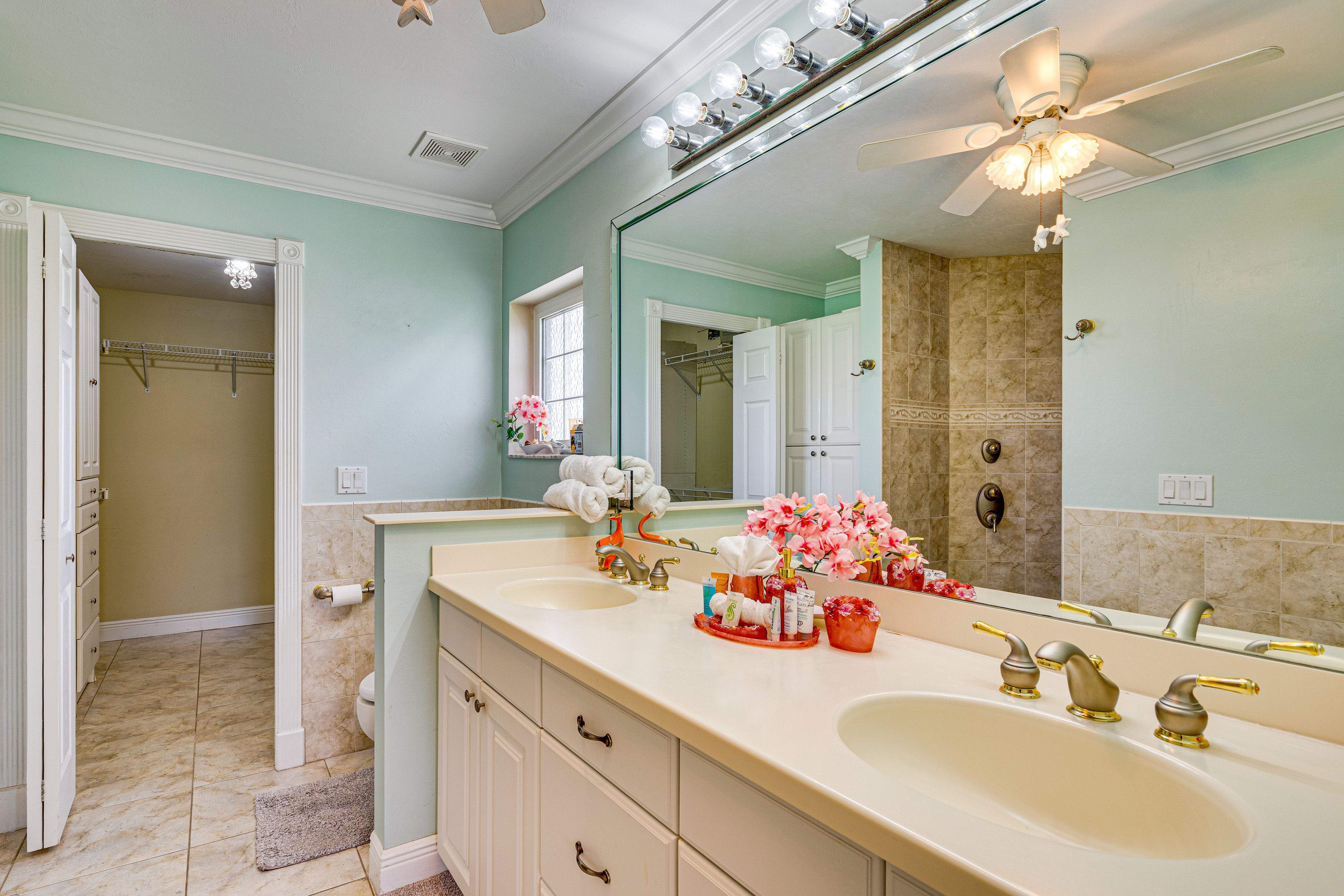 En-Suite Bathroom | Towels & Linens Provided | Walk-In Closet
