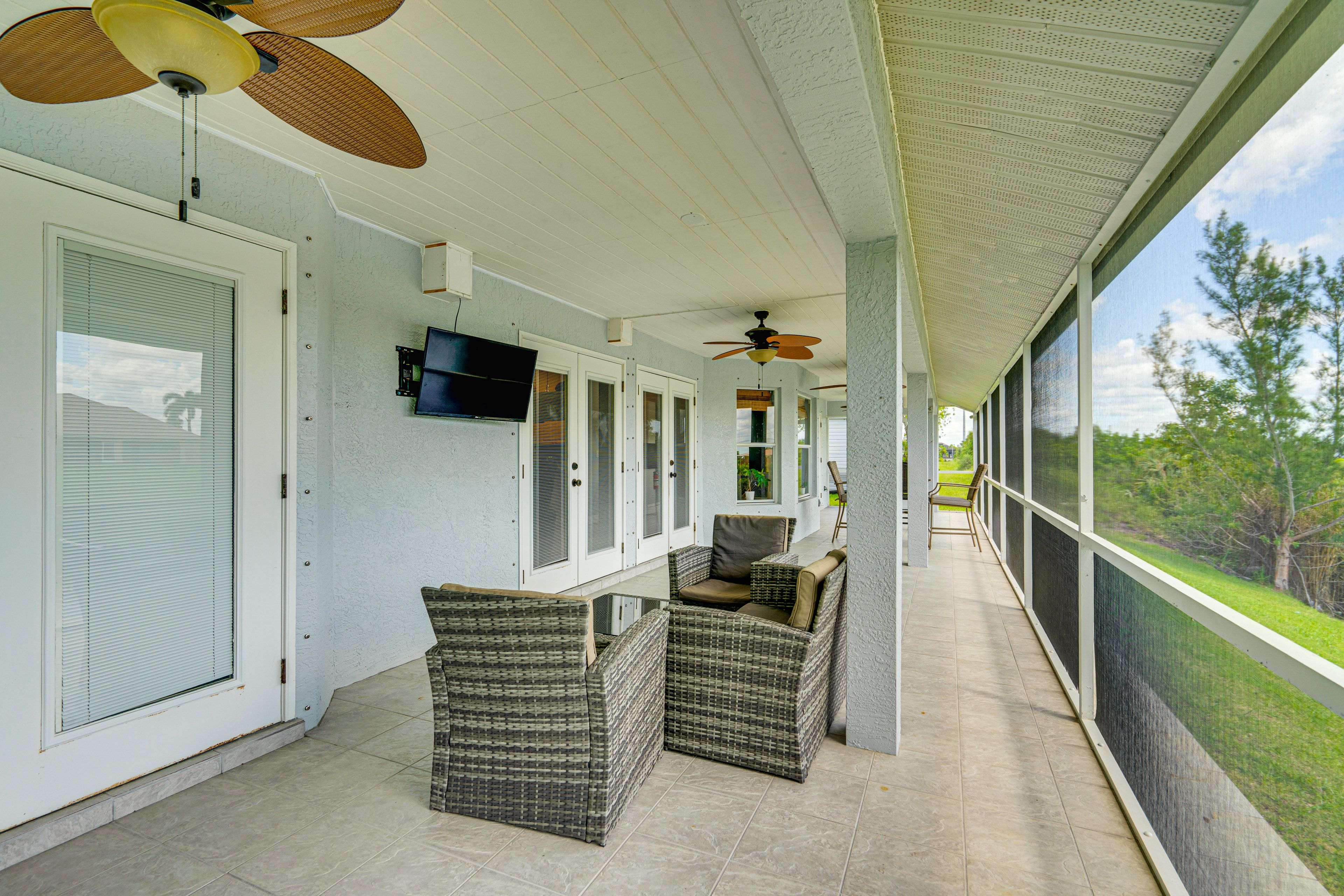 Screened Lanai | Smart TV | Dining Area