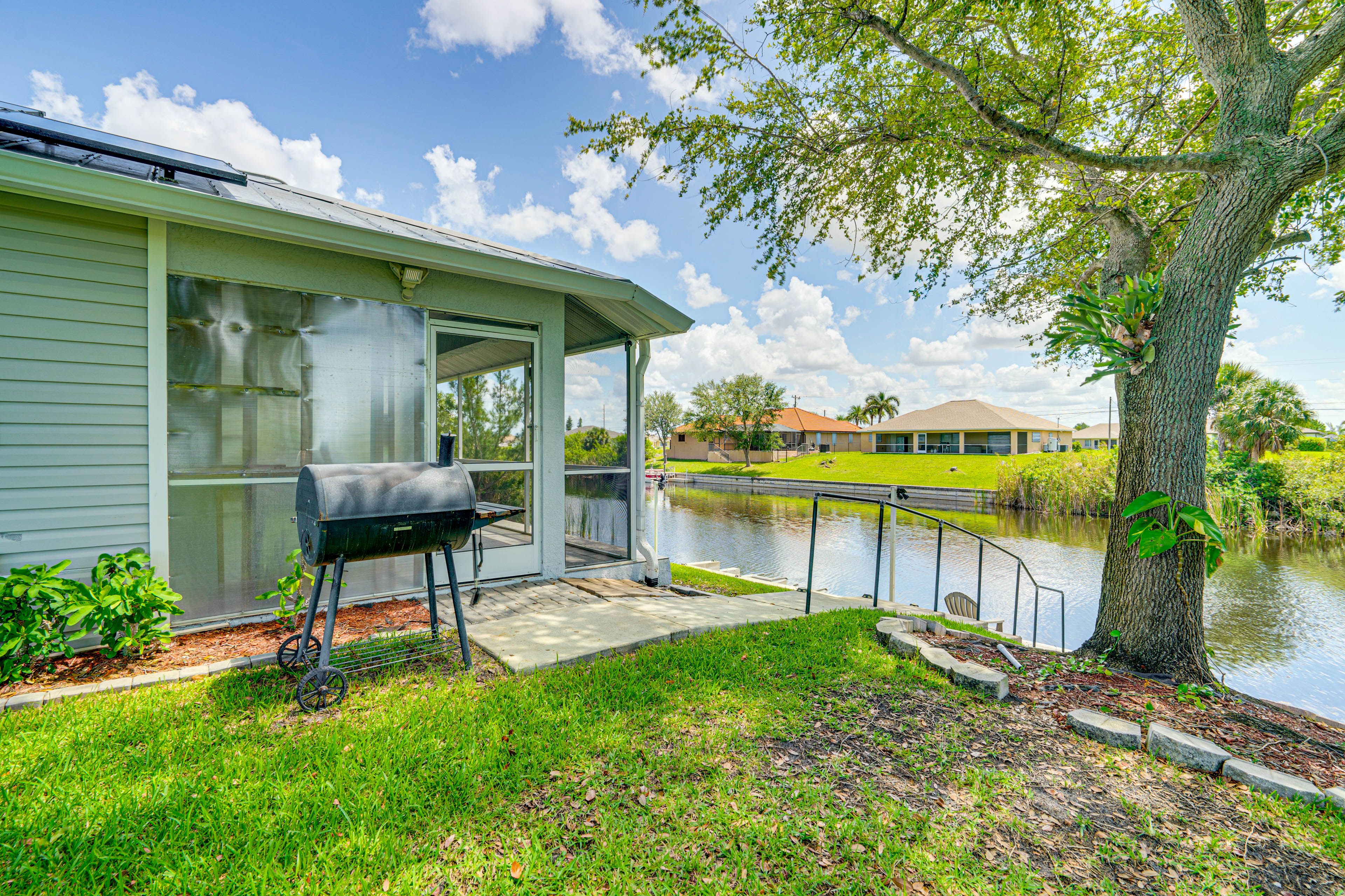 Exterior | Grill | Waterfront Patio