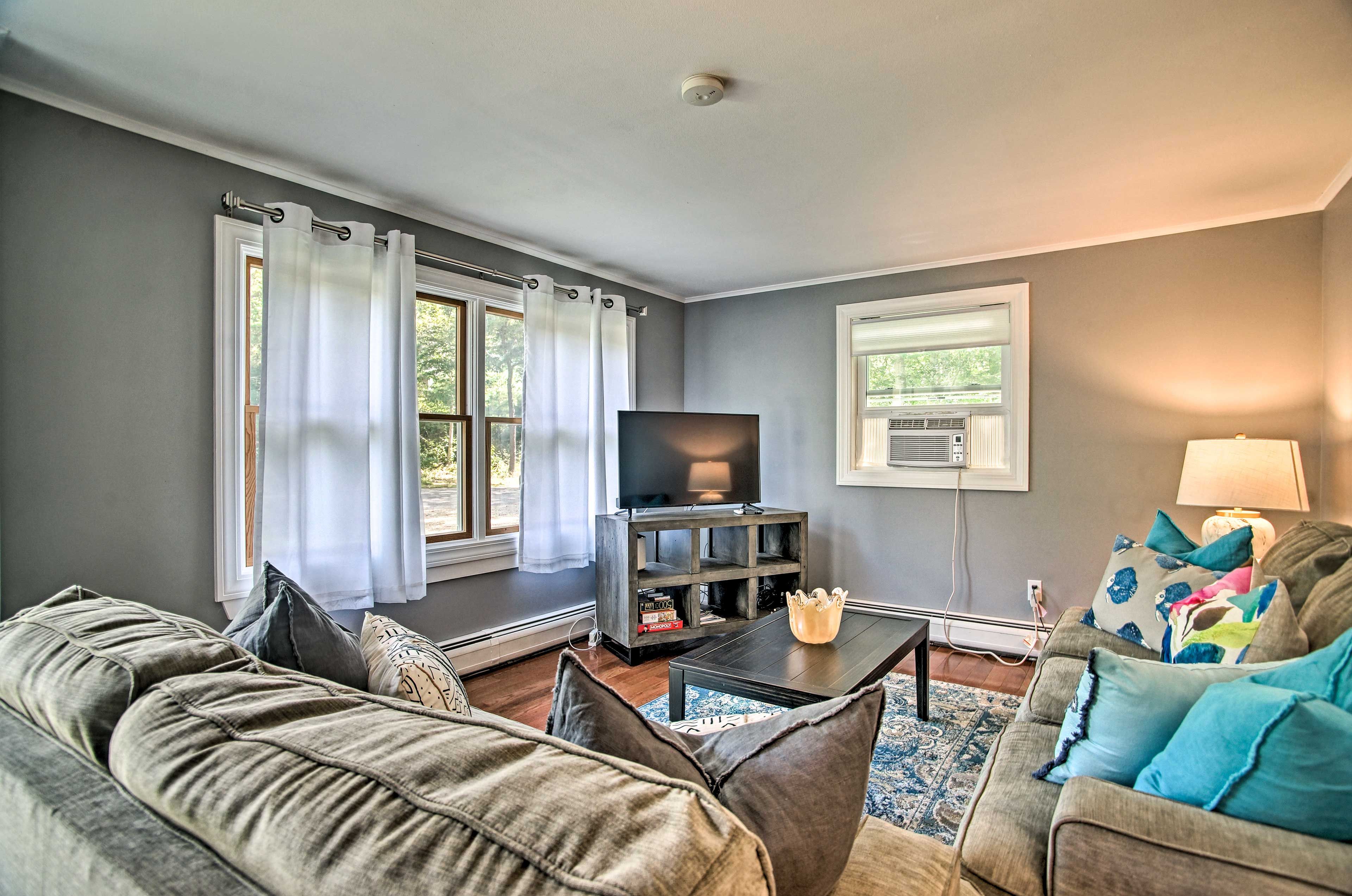 Living Room | Main Level | Smart TV w/ Live TV | Free WiFi