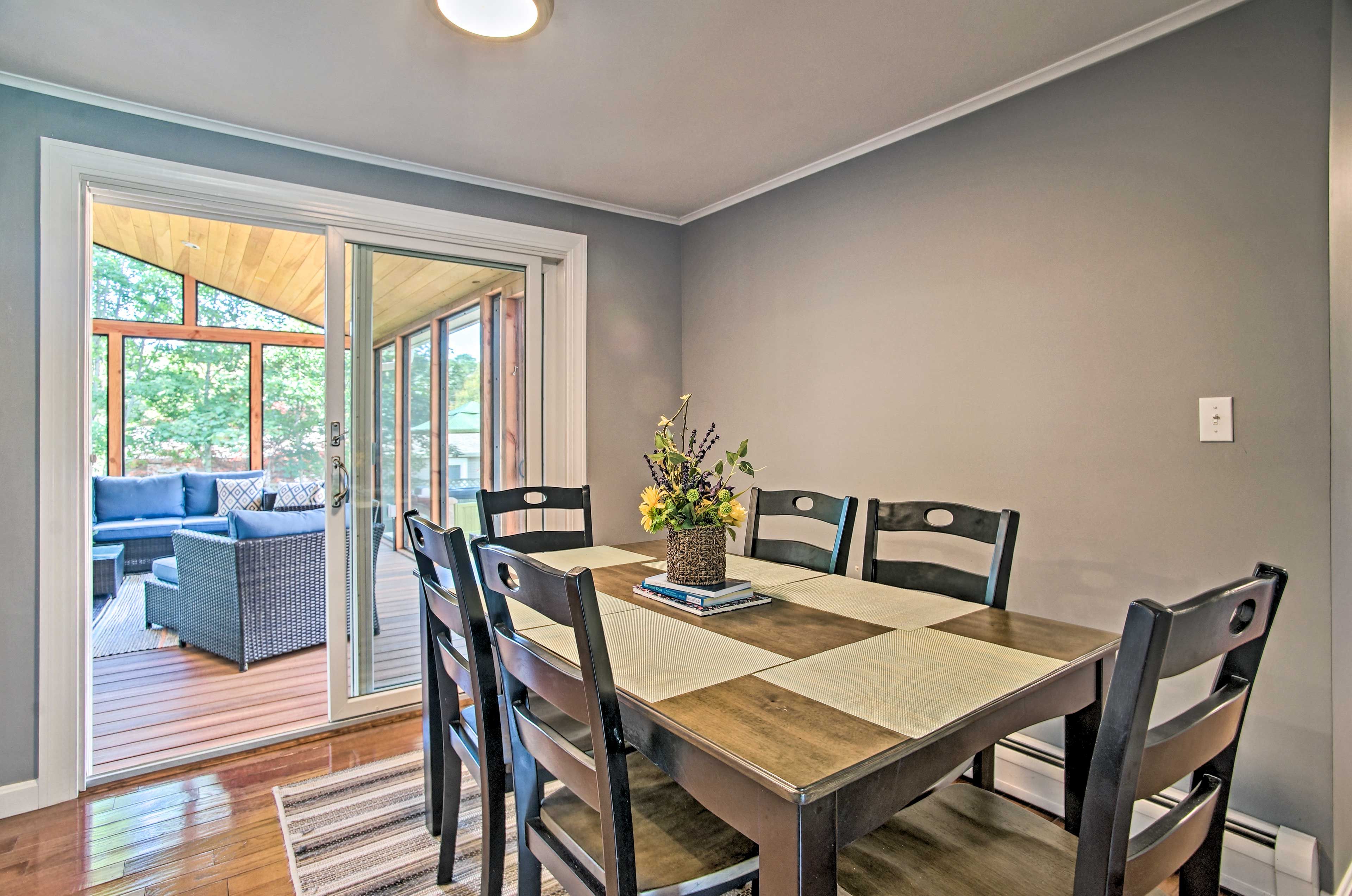 Dining Area | Main Level | Dishware & Flatware Provided (Children & Adult)