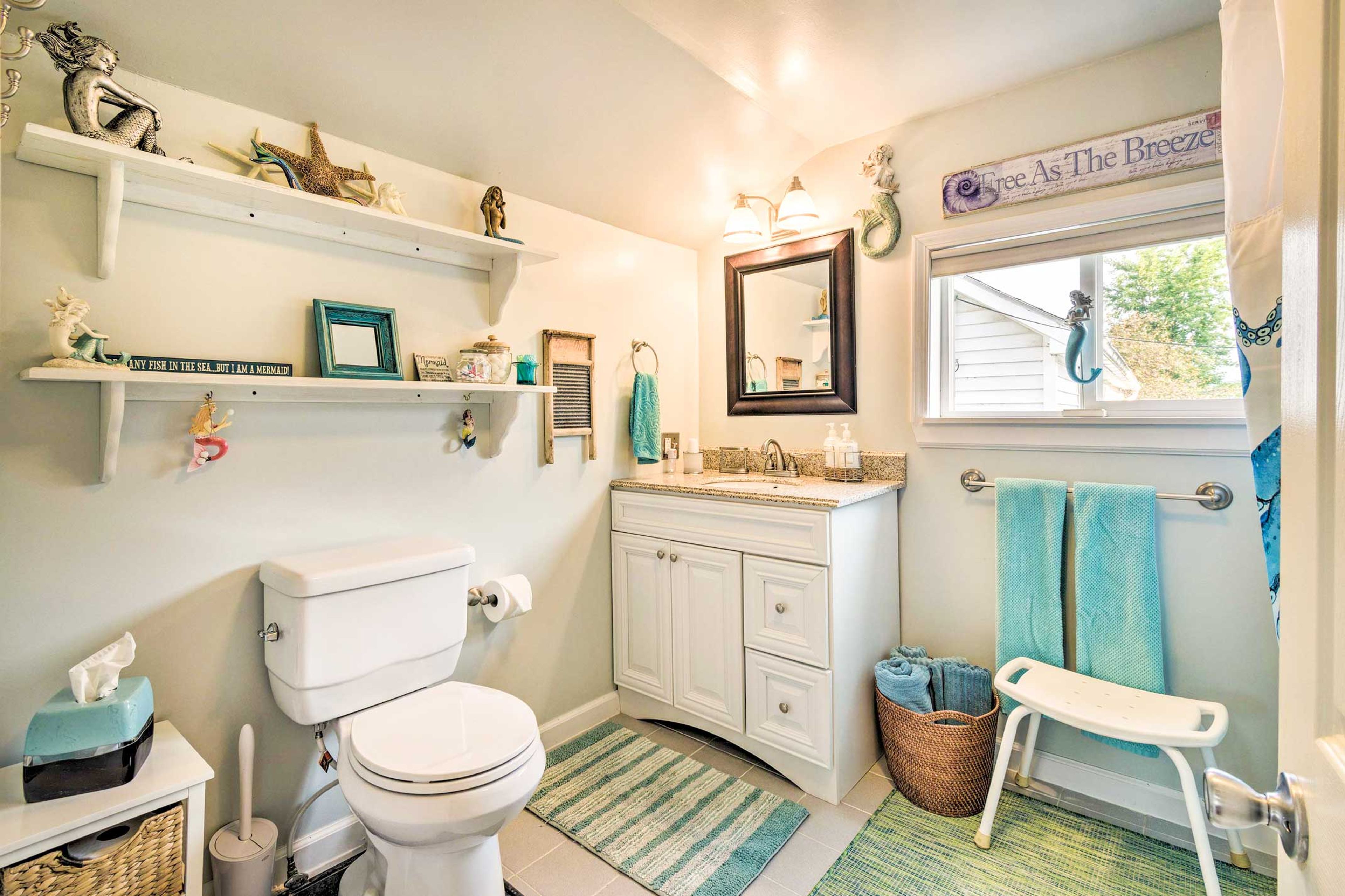 Full Bathroom | Towels Provided