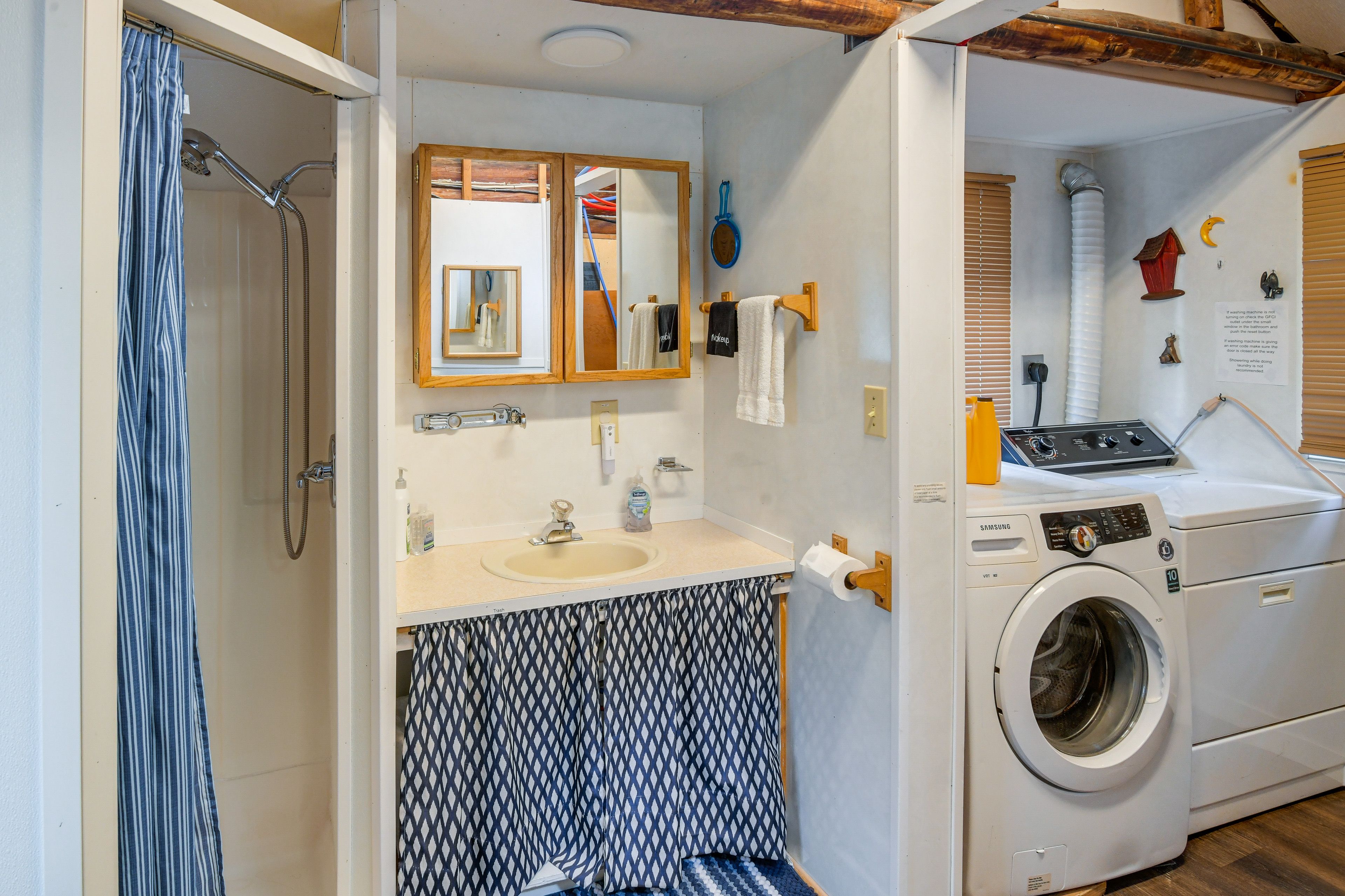 Full Bathroom | Towels Provided | Washer & Dryer