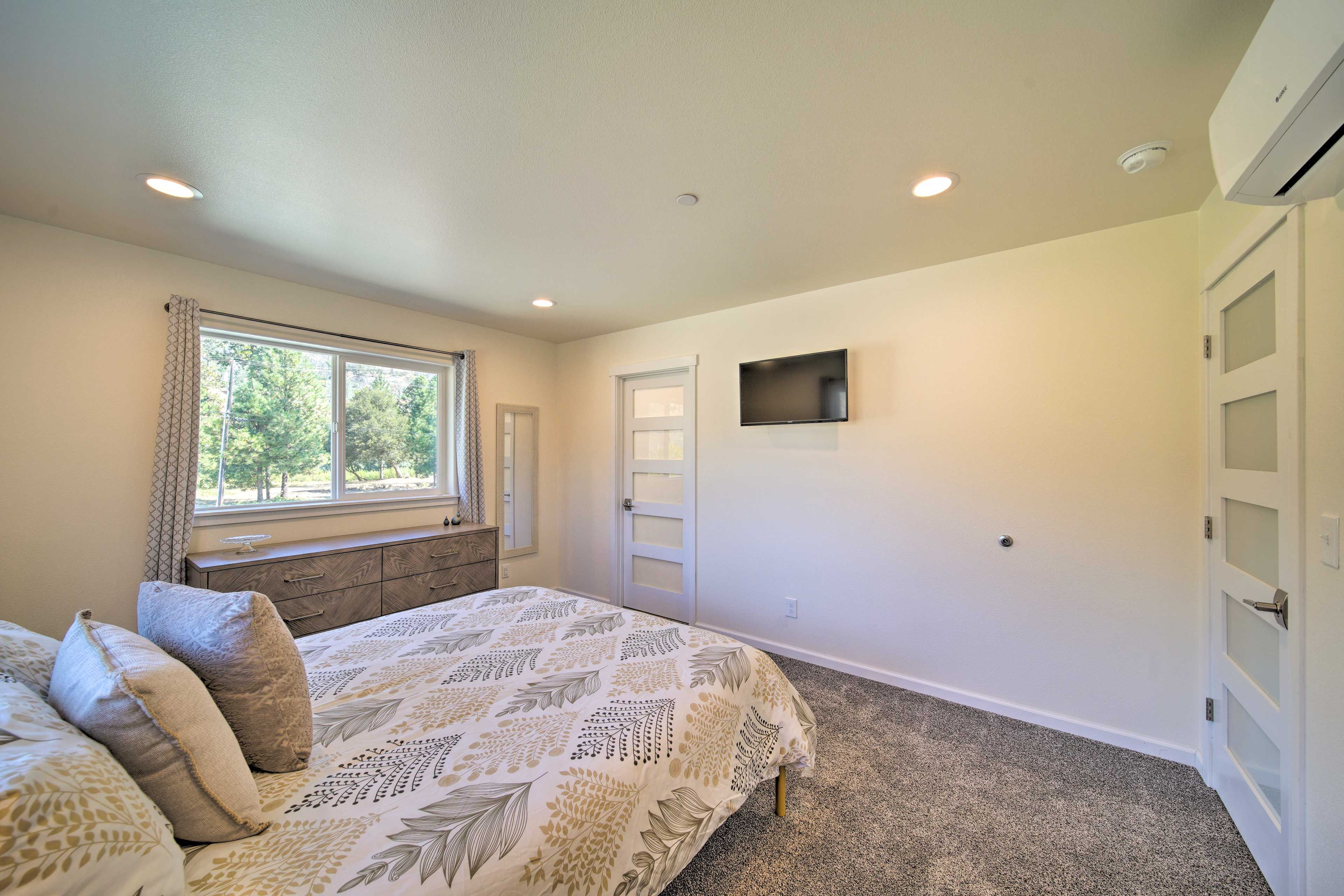 Bedroom 1 | Flat-Screen TV |