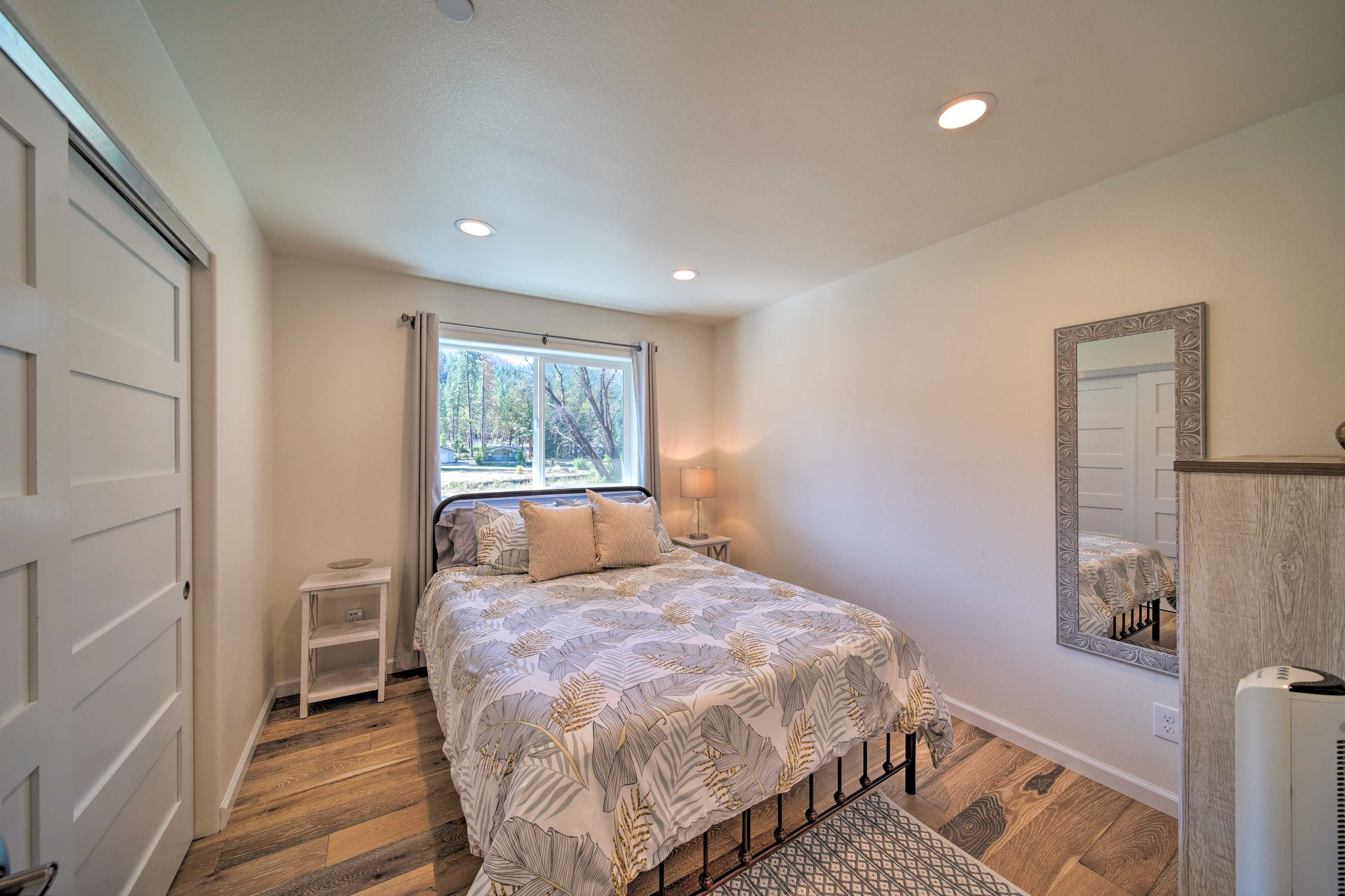 Bedroom 2 | Queen Bed