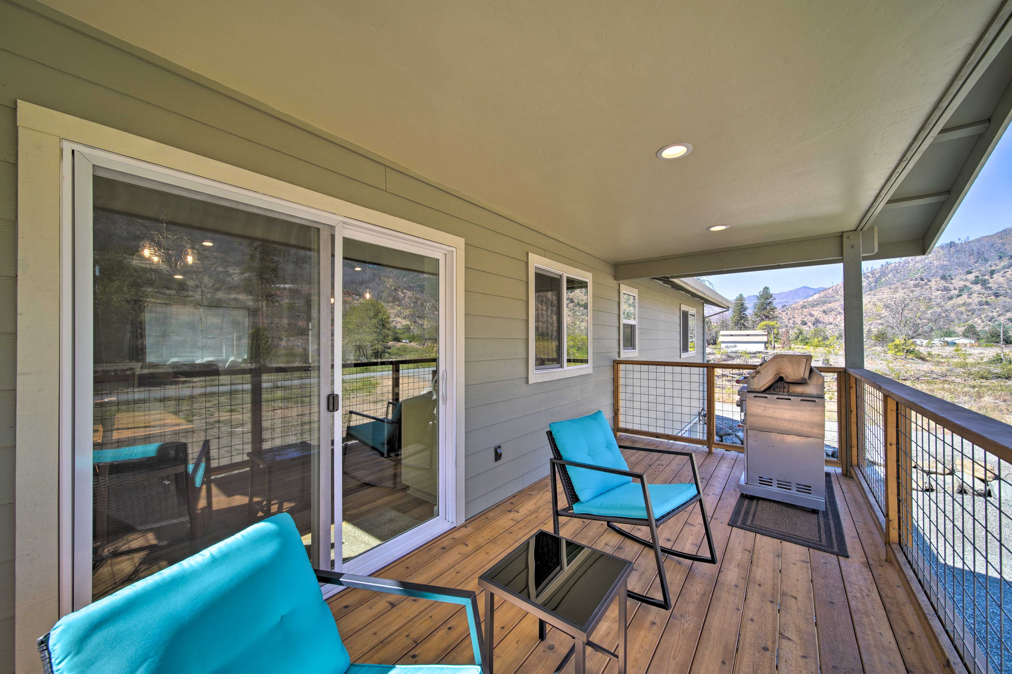 Deck w/ Seating | Gas Grill | Propane Provided