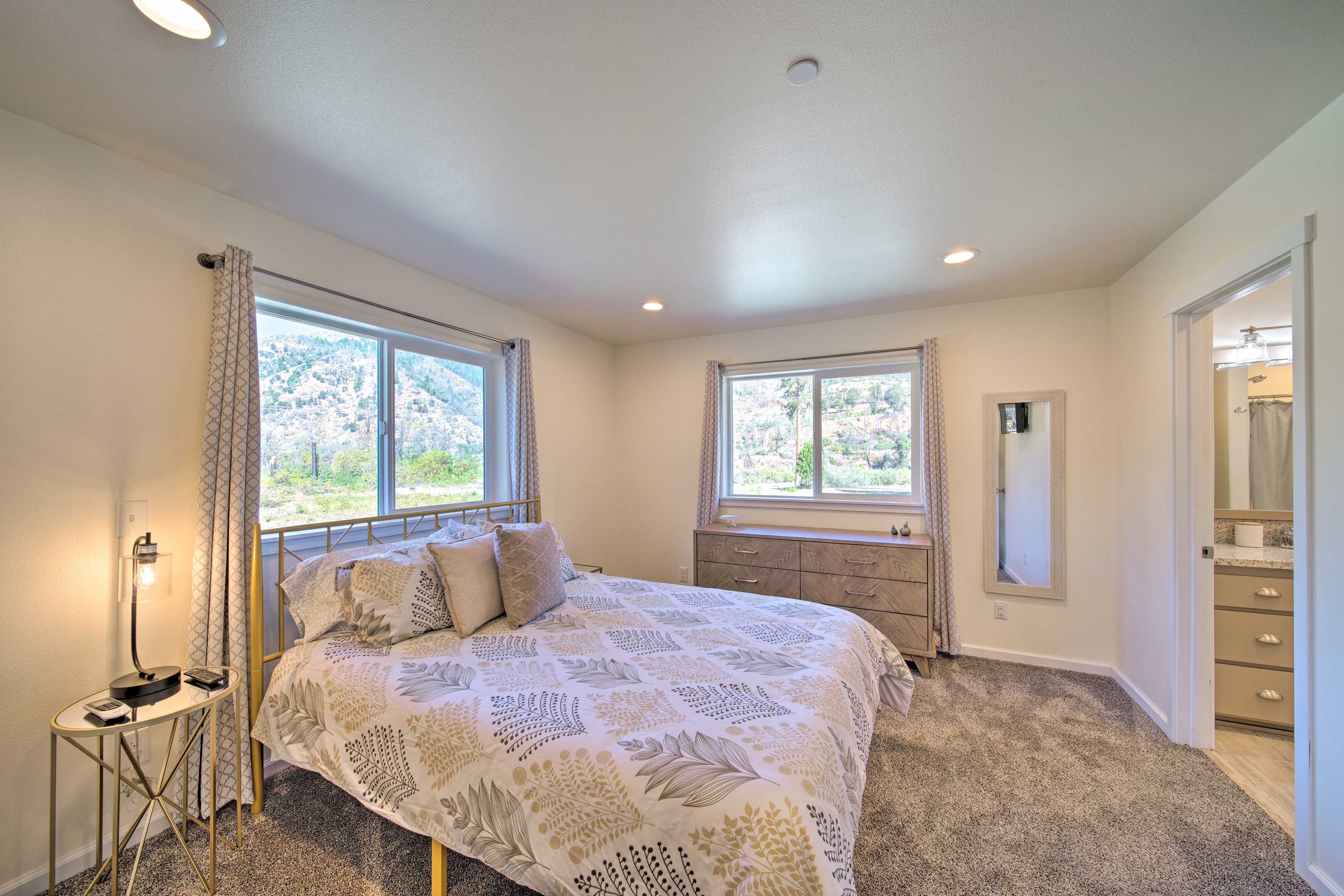 Bedroom 1 | Queen Bed | En-Suite Bathroom