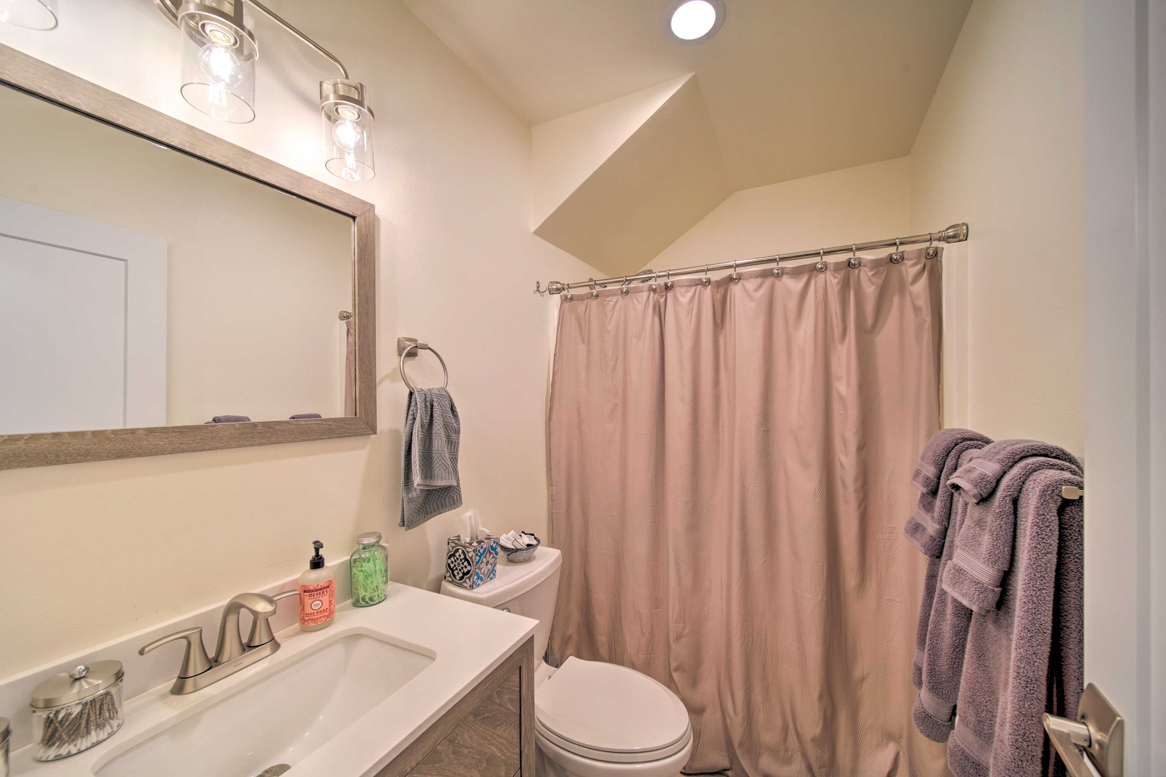 Full Bathroom | Complimentary Toiletries