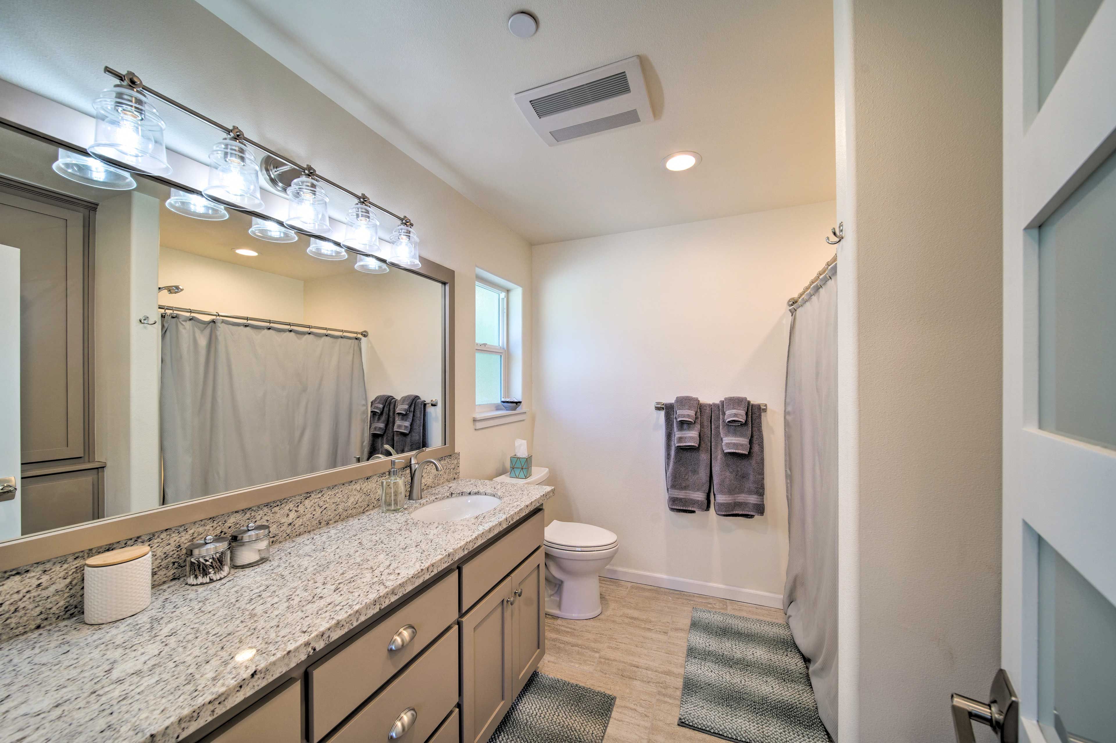 Full Bathroom | Towels Provided | Complimentary Toiletries
