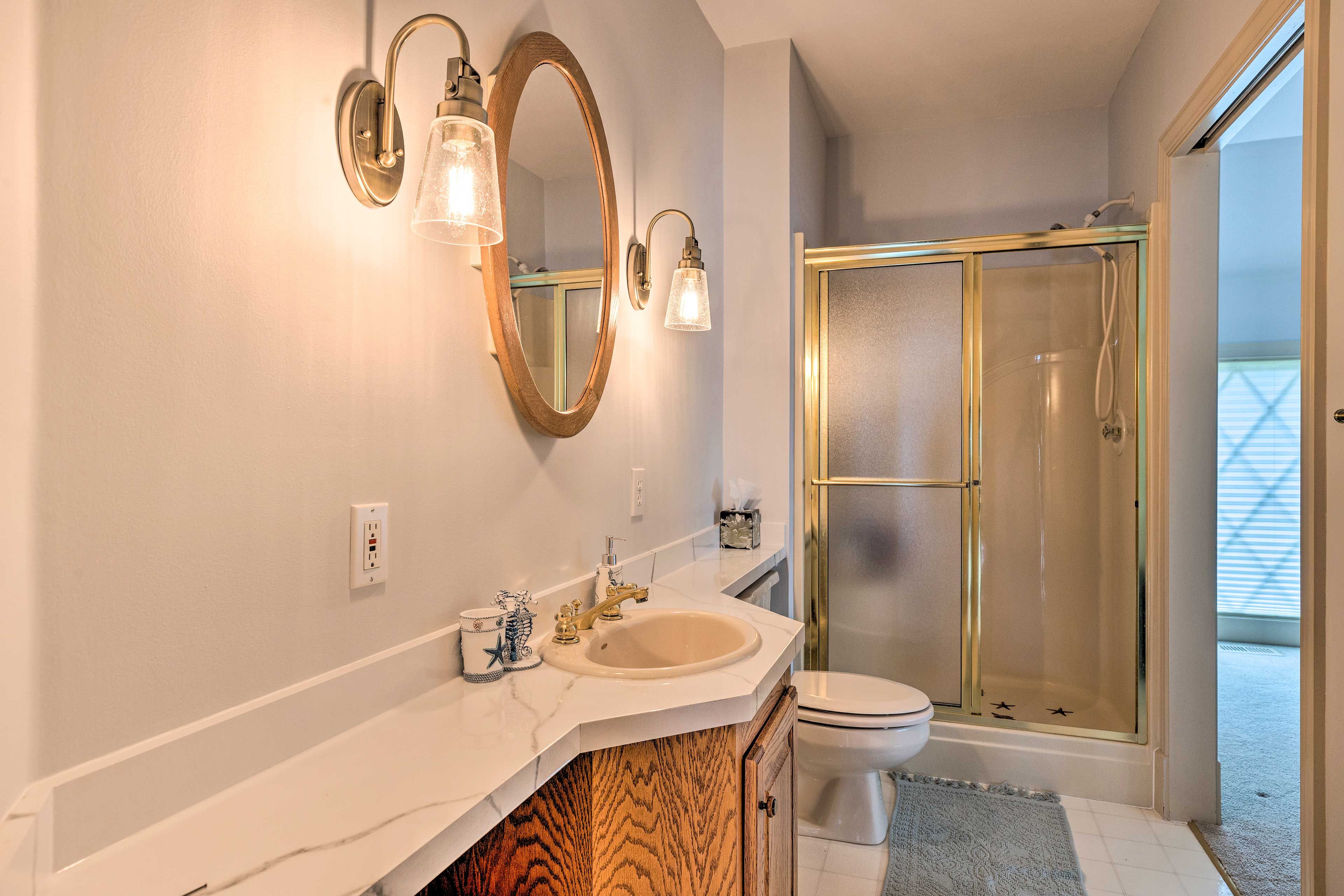 Full Bathroom | Complimentary Toiletries | 1st Floor