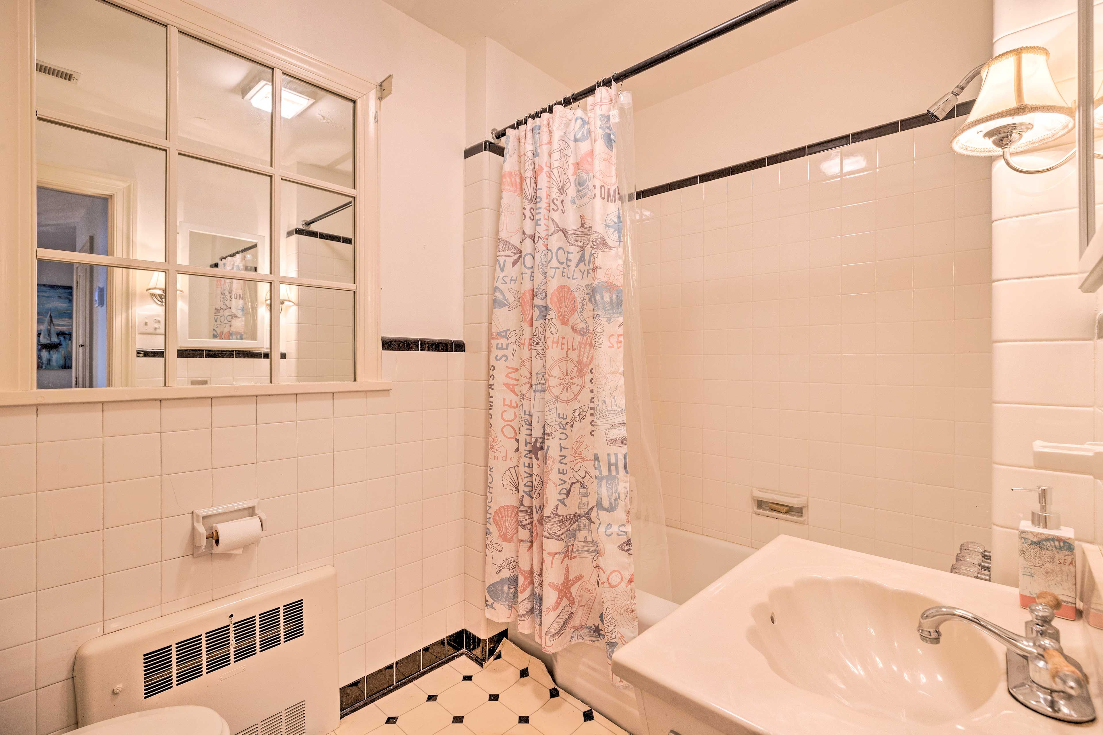 Full Bathroom | 2nd Floor