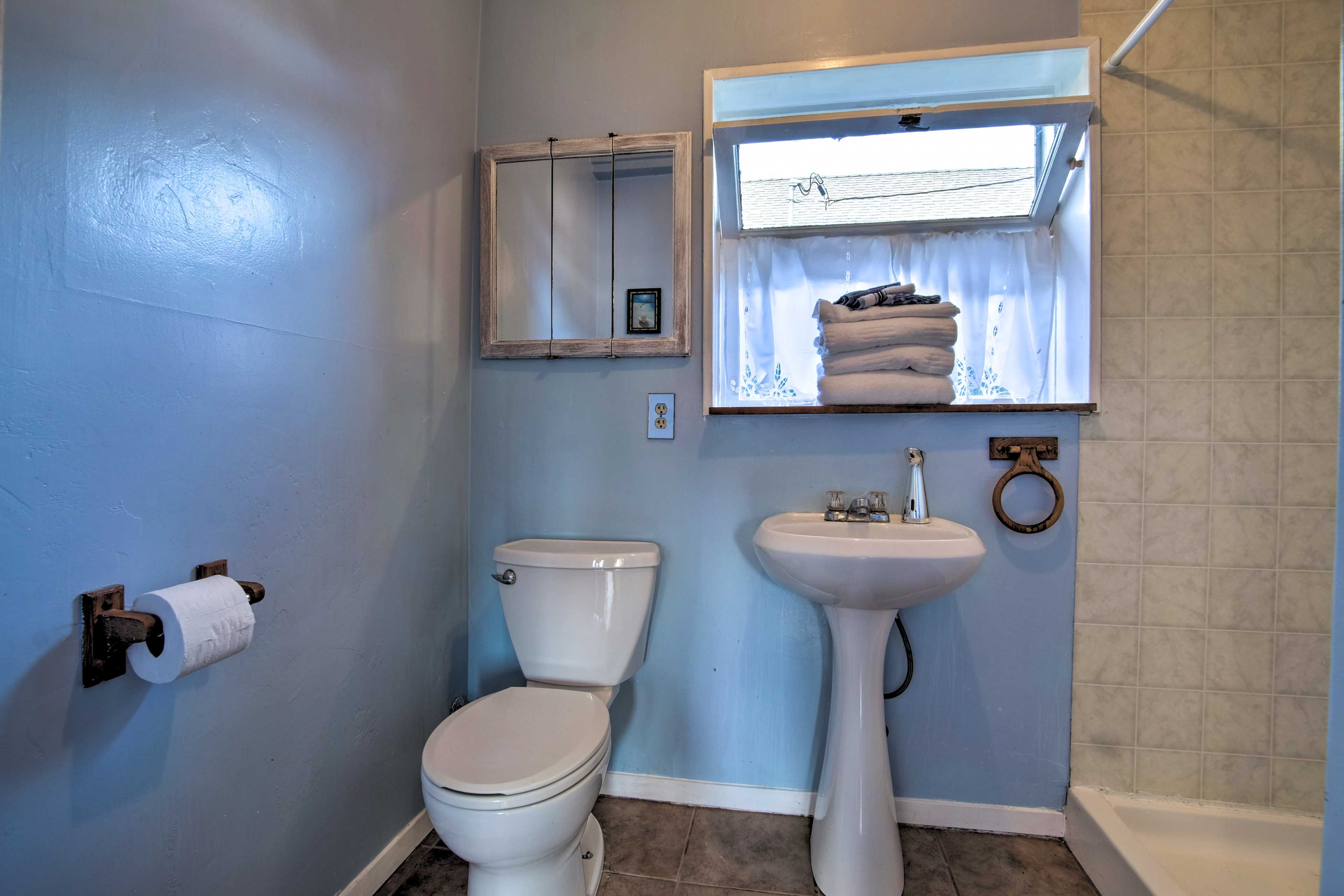 Full Bathroom | Complimentary Toiletries