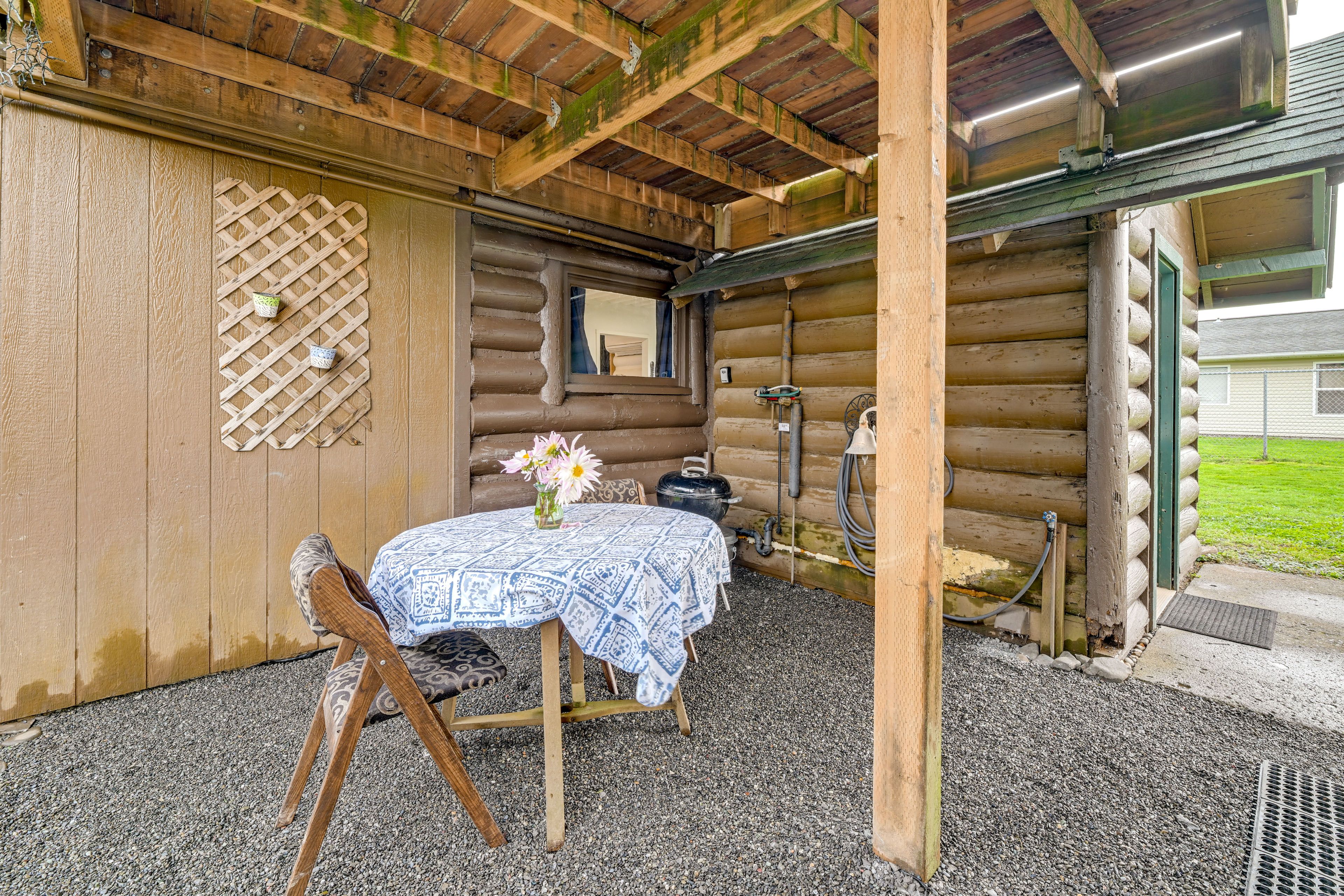 Fenced Backyard | Charcoal Grill | Outdoor Dining | Fire Pit | Lounge Furniture