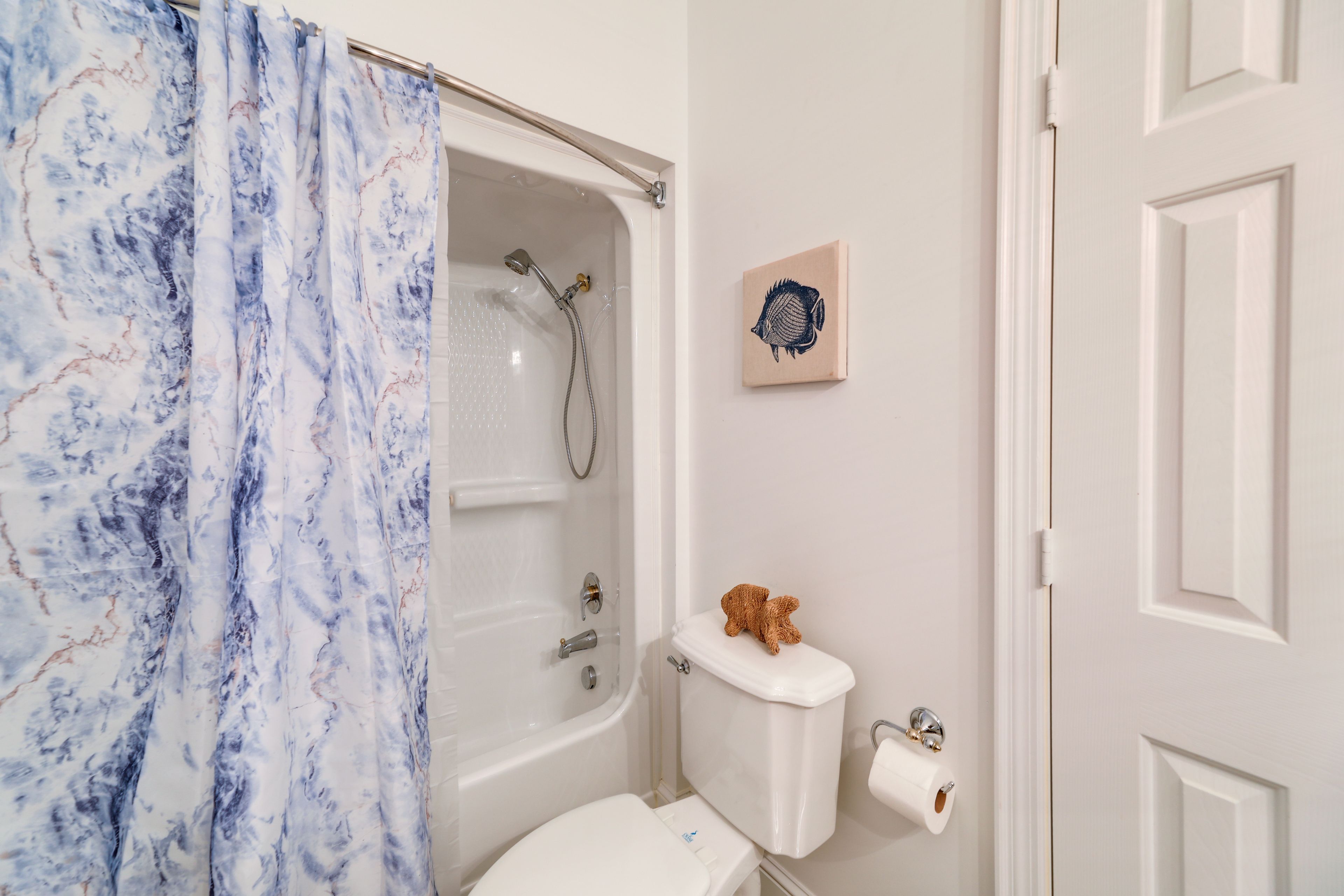 Full Bathroom | Complimentary Toiletries | Hair Dryer