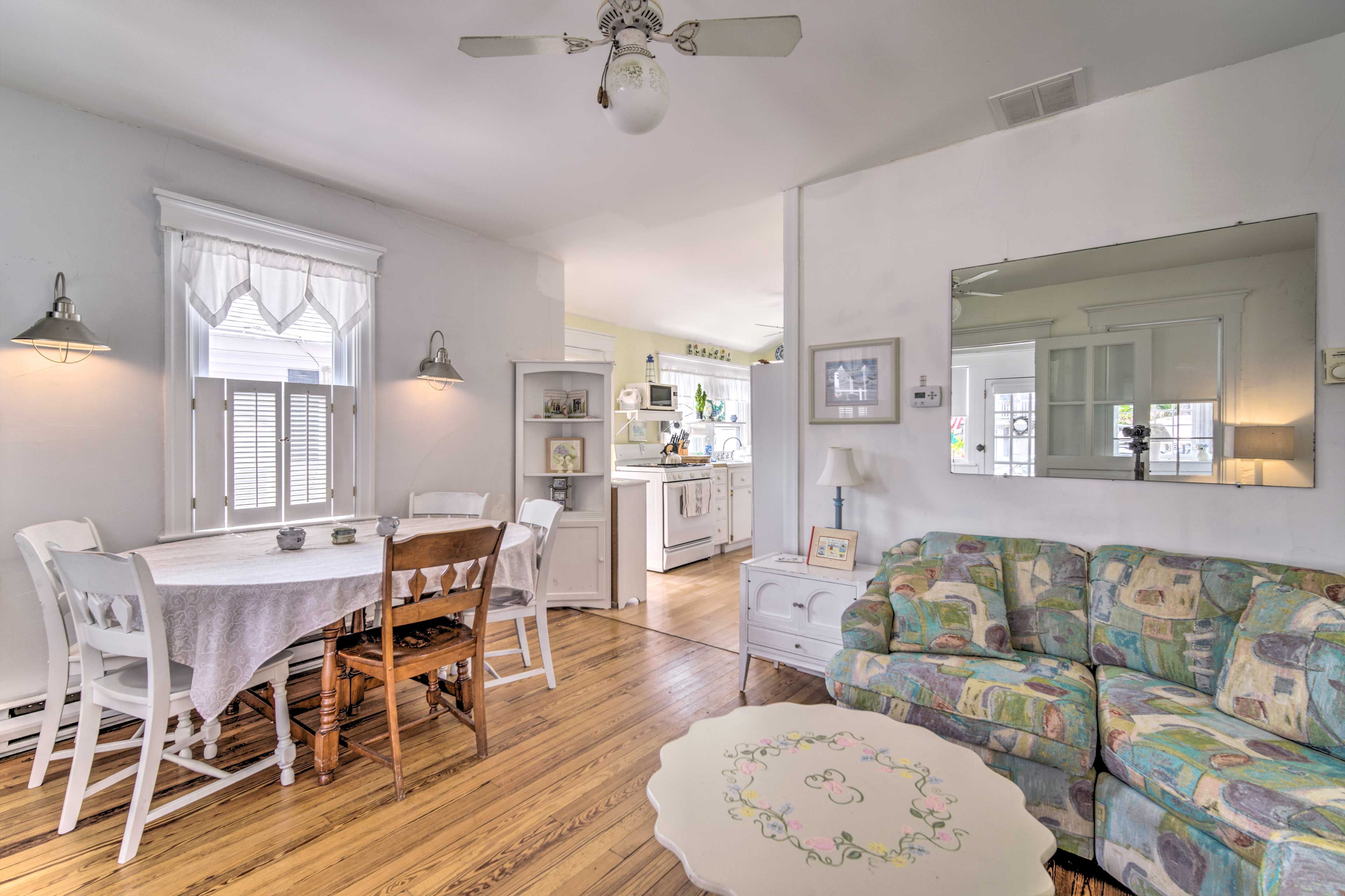 Living Room | 650 Sq Ft