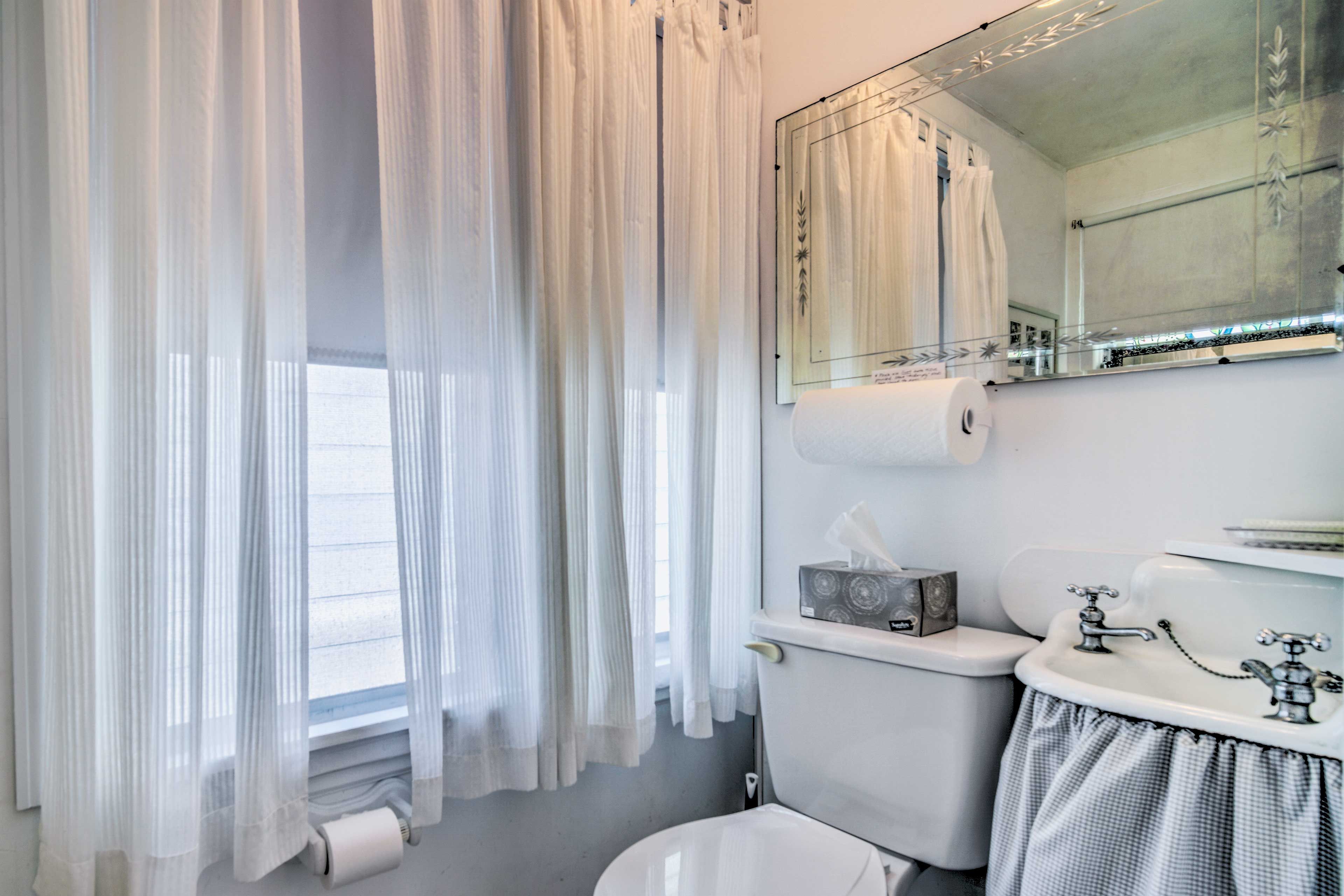 Full Bathroom | Shower/Tub Combo