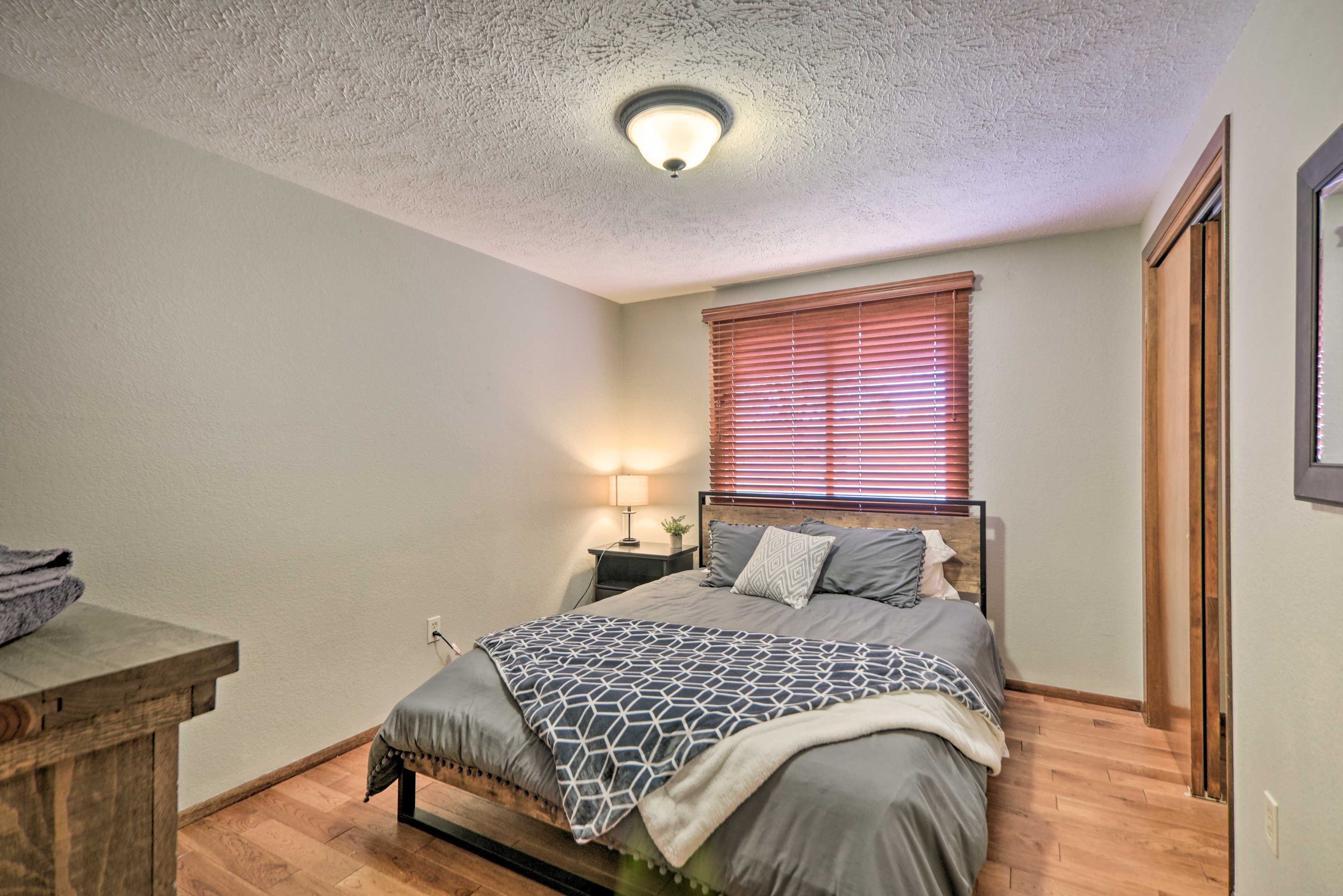 Bedroom 2 | Queen Bed