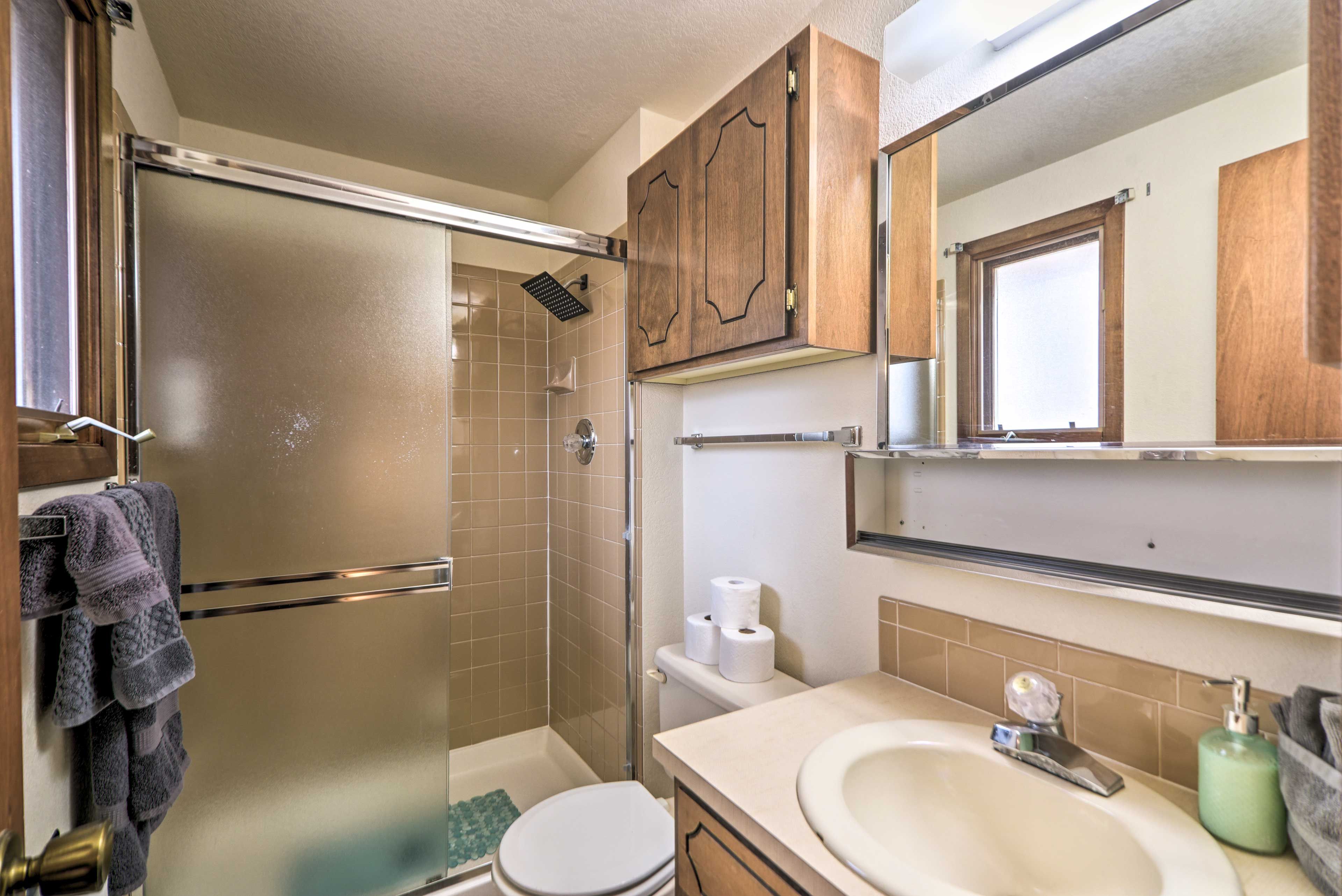 Full Bathroom | Towels Provided