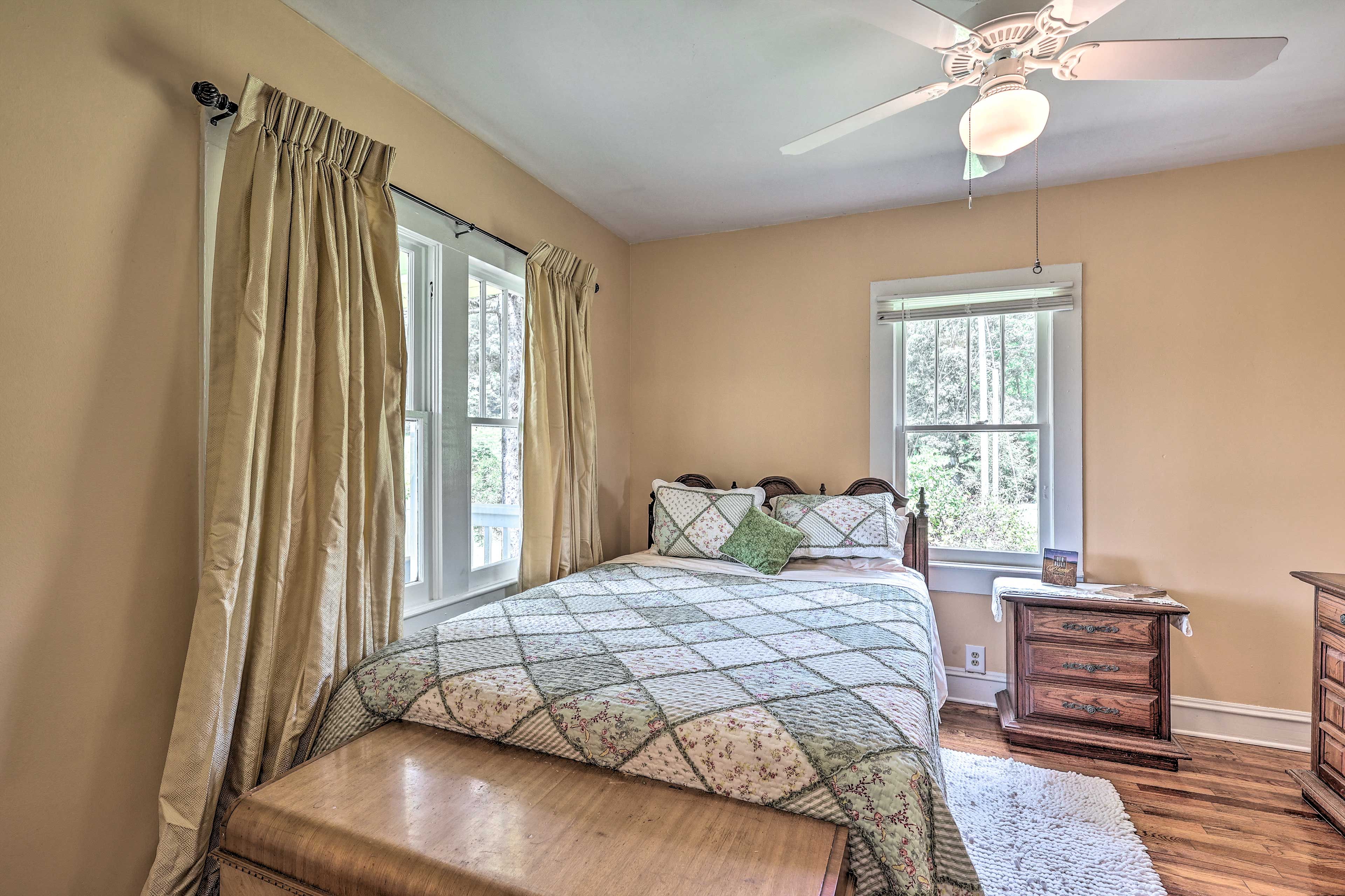 Bedroom 1 | Queen Bed