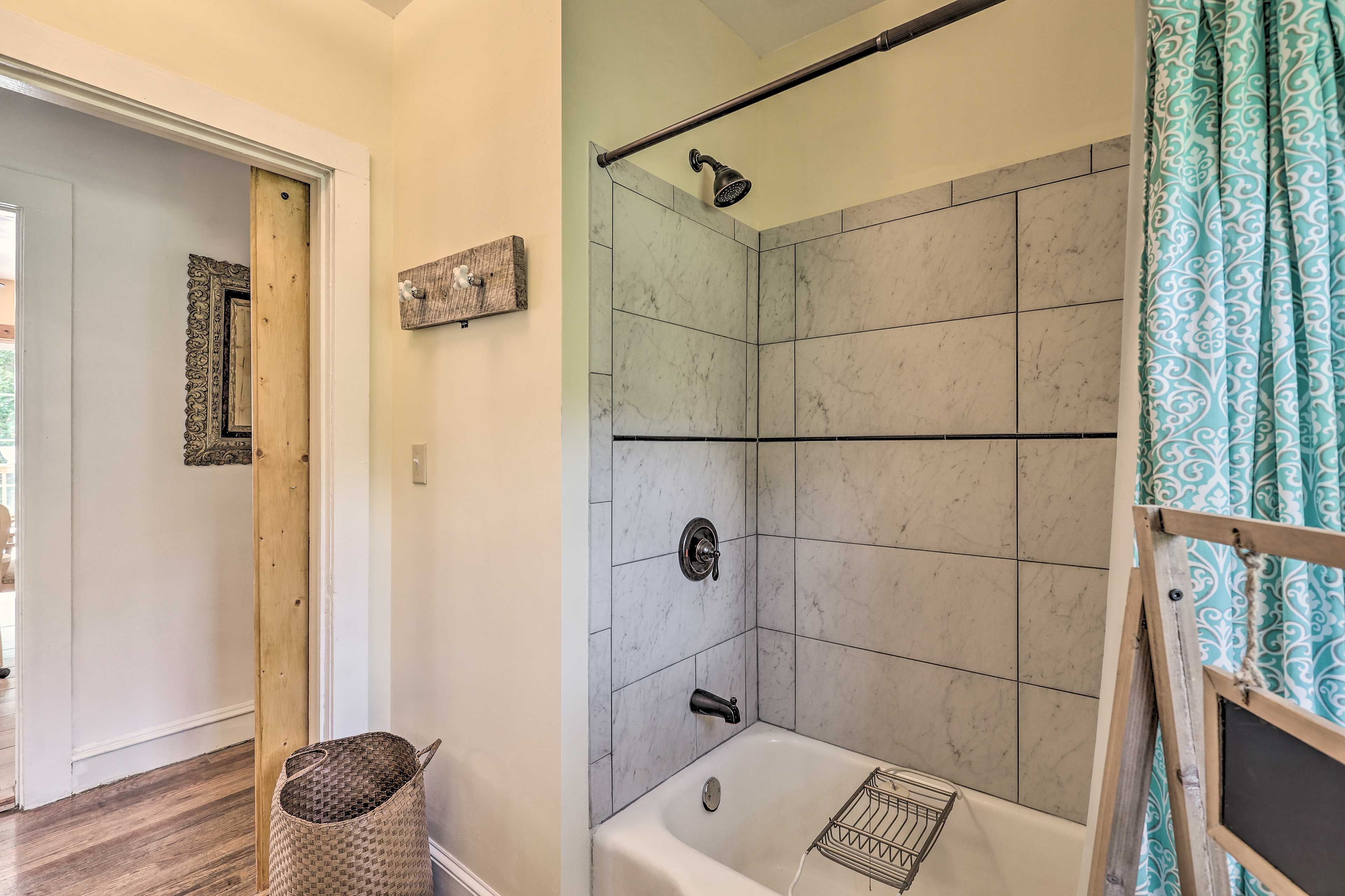 Full Bathroom | Linens & Towels | Complimentary Toiletries | Hair Dryer