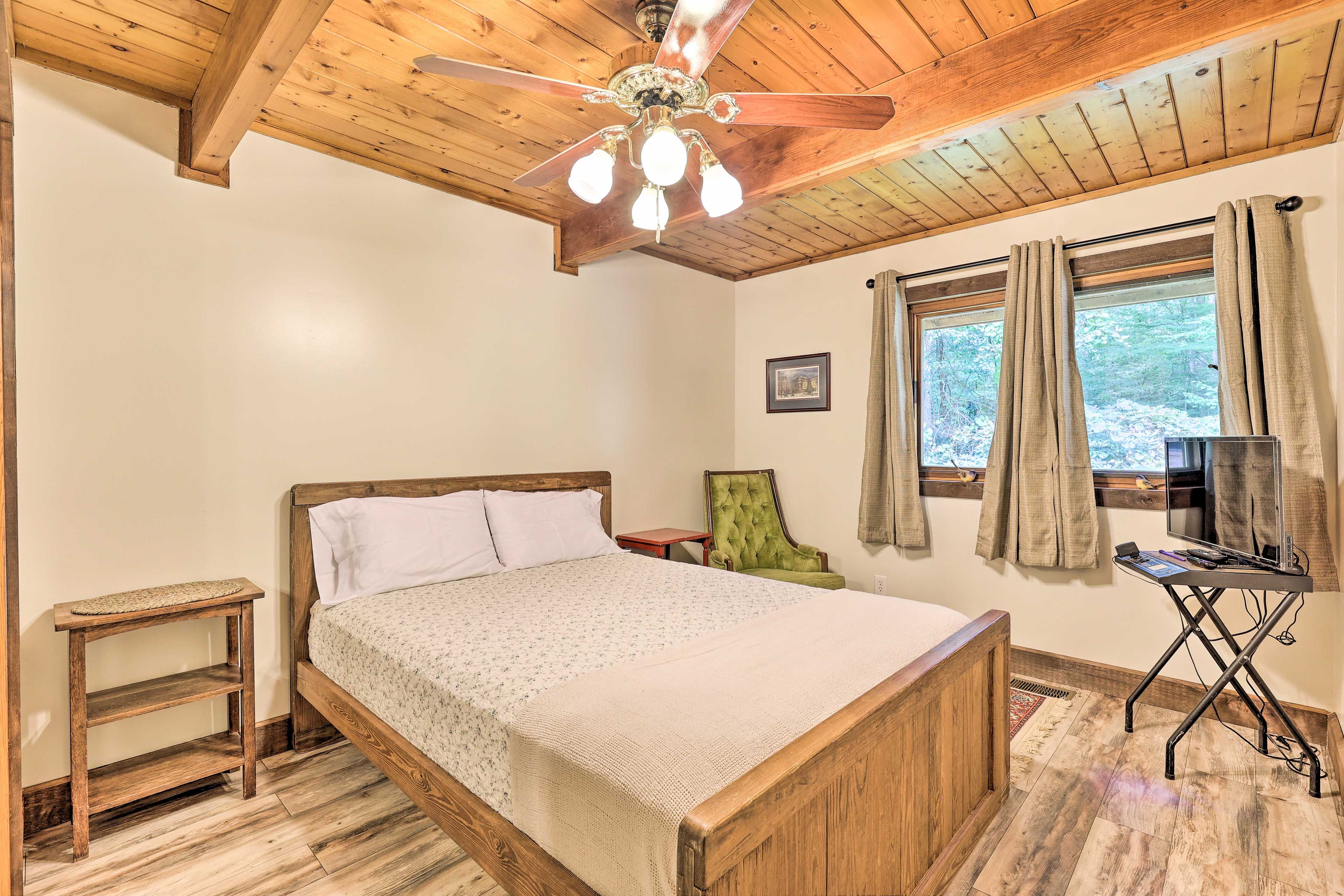 Bedroom 1 | Queen Bed | Linens & Towels Provided
